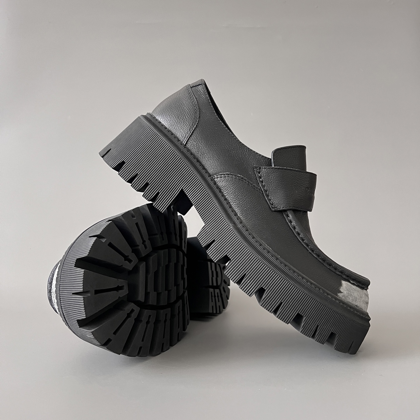 Balenciaga  巴黎世家 Tractor  亚光面 牛皮  擦色 德比 乐福 皮鞋 黑色 C0