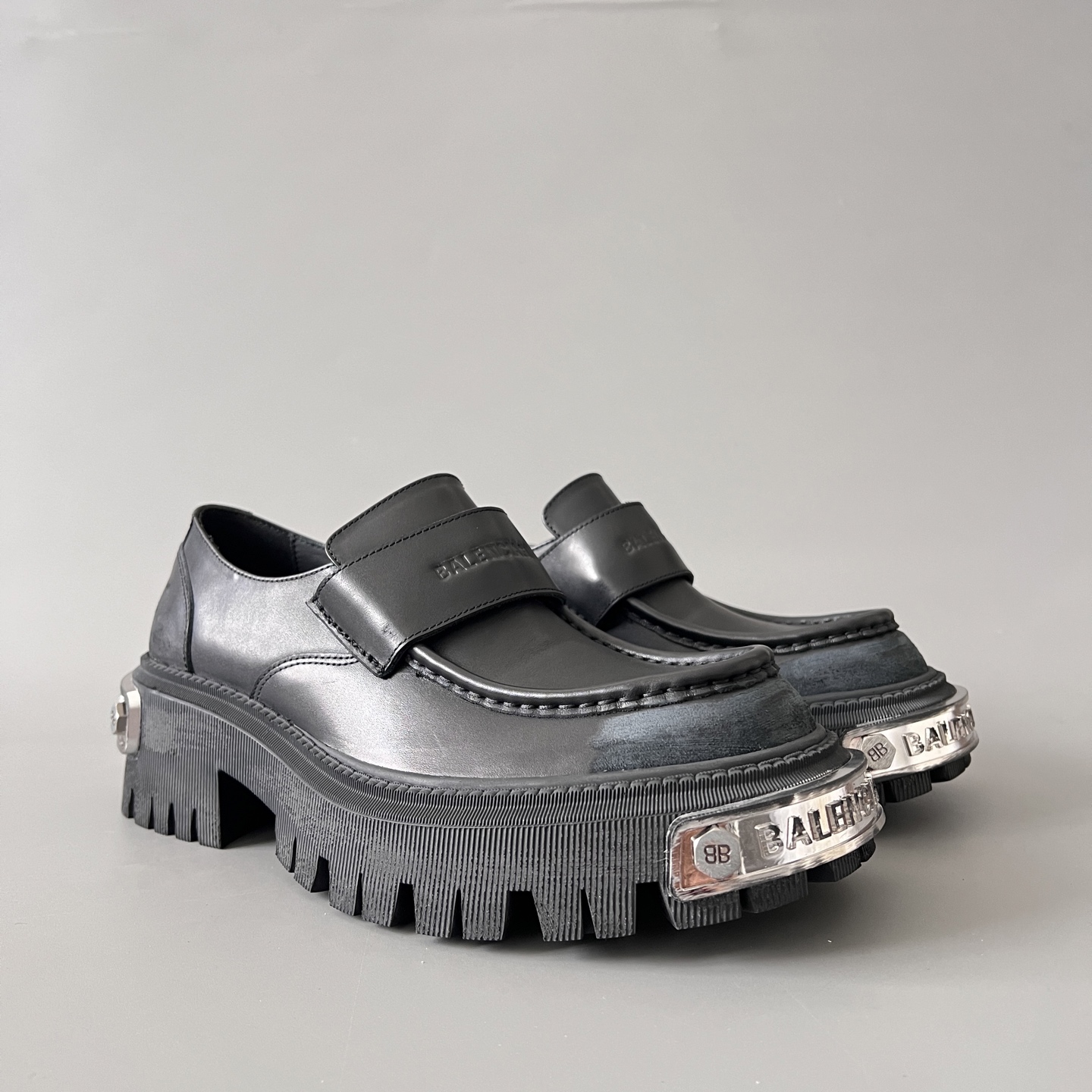 Balenciaga  巴黎世家 Tractor  做旧效果 铭牌标识 德比 乐福 皮鞋 黑色 C0-825735WBSA81010