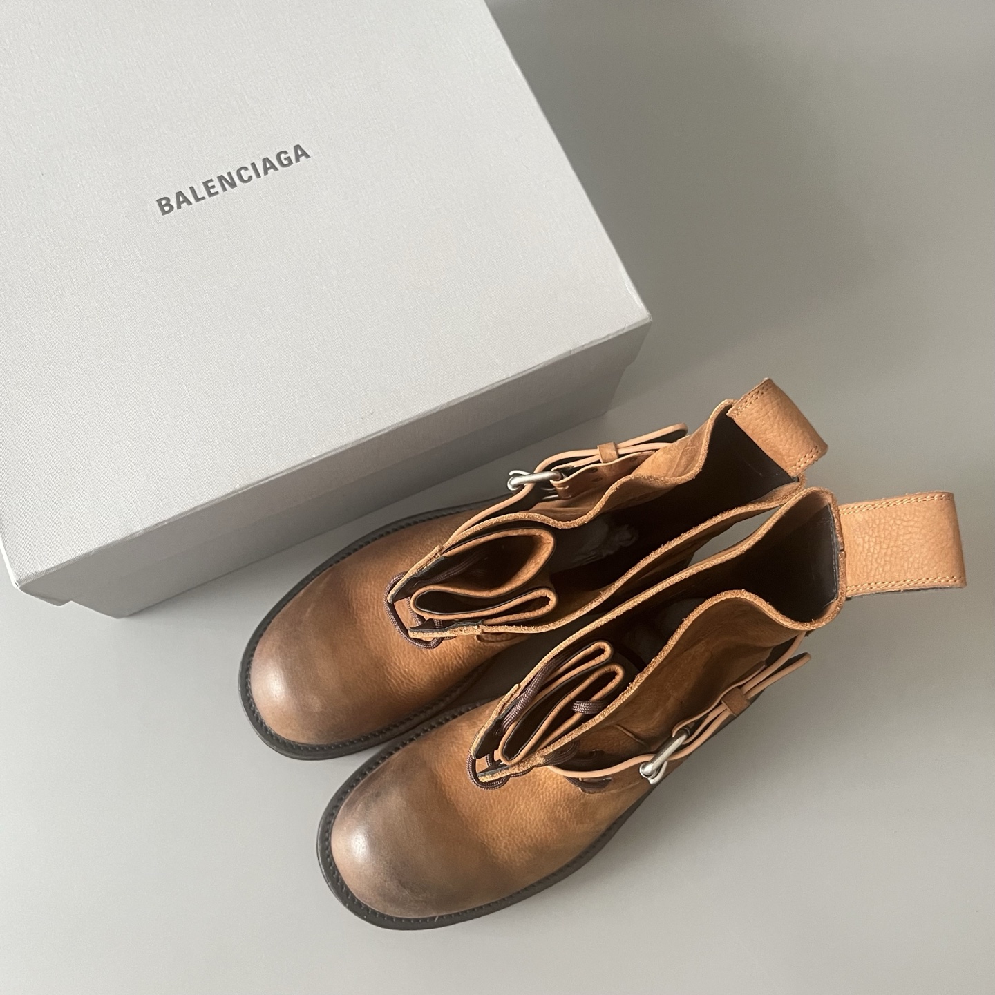 Balenciaga  巴黎世家 Venom 牛皮  短筒 马丁靴 棕色