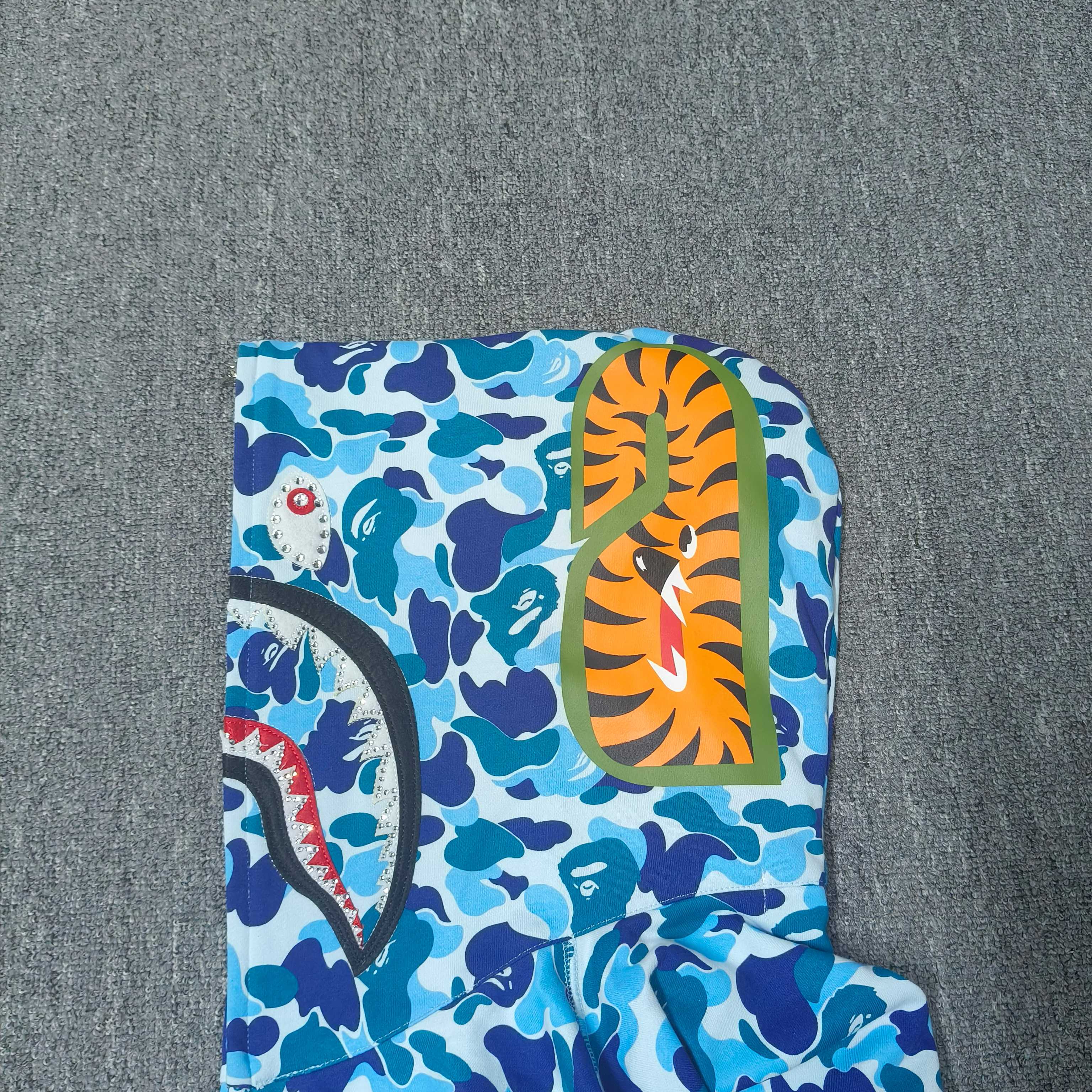 A BATHING APE BAPE  CAMO 水钻 迷彩 鲨鱼猿人拉链外套  男女同款  1M80-215-301