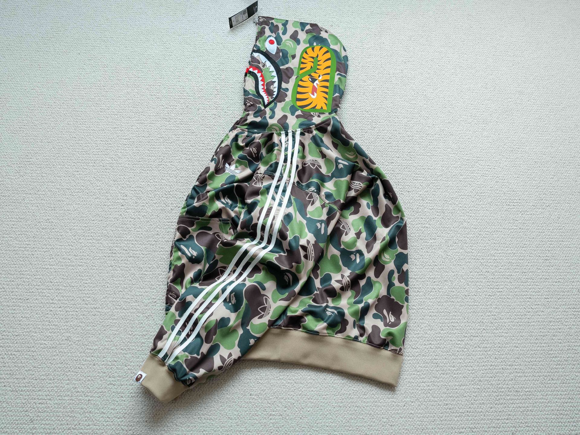   adidas originals x BAPE 联名款 SHARK TRACK HOODIE JACKET 条纹 迷彩绿 KF4916
