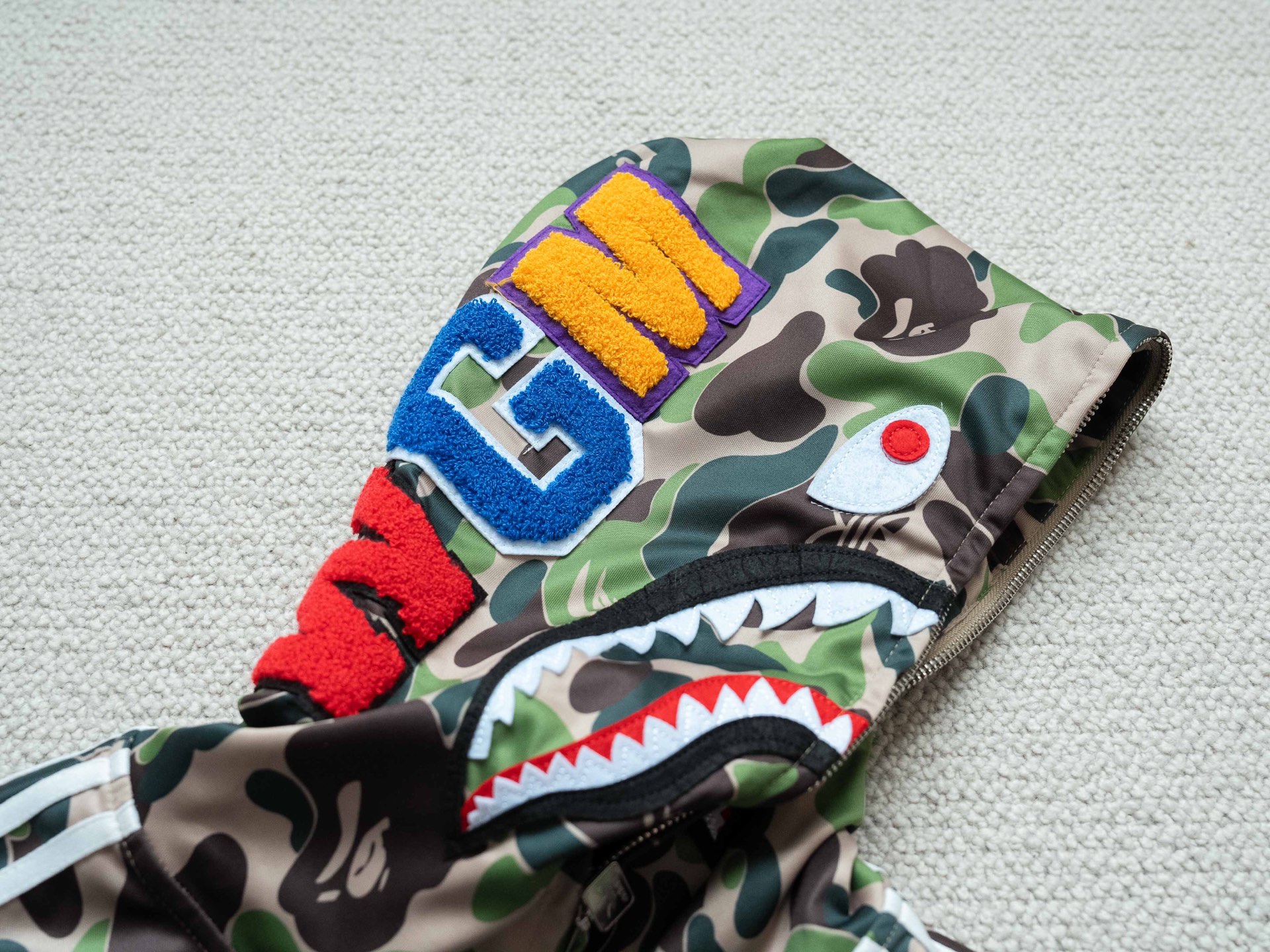   adidas originals x BAPE 联名款 SHARK TRACK HOODIE JACKET 条纹 迷彩绿 KF4916