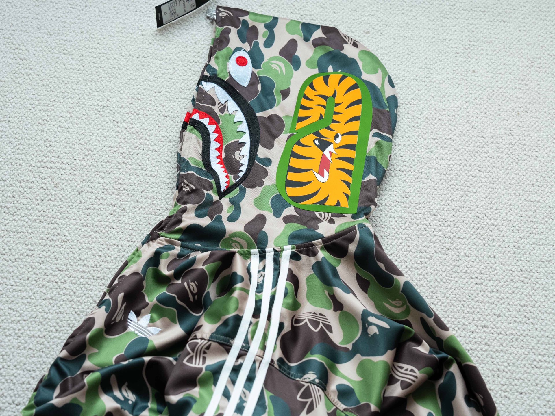   adidas originals x BAPE 联名款 SHARK TRACK HOODIE JACKET 条纹 迷彩绿 KF4916