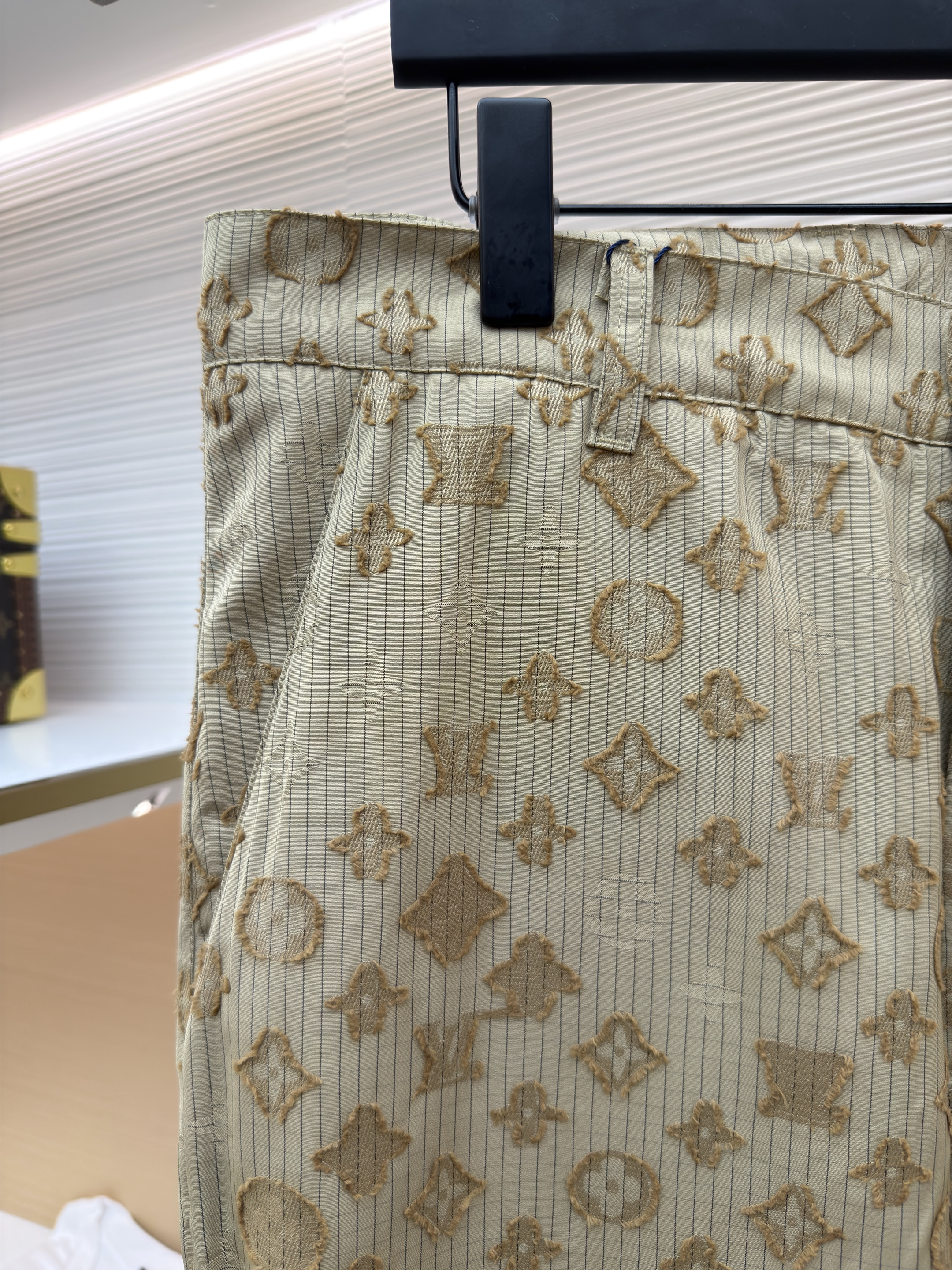 LOUIS VUITTON  路易威登 LV 满印刺绣长裤 休闲裤 裤子 卡其色 B0