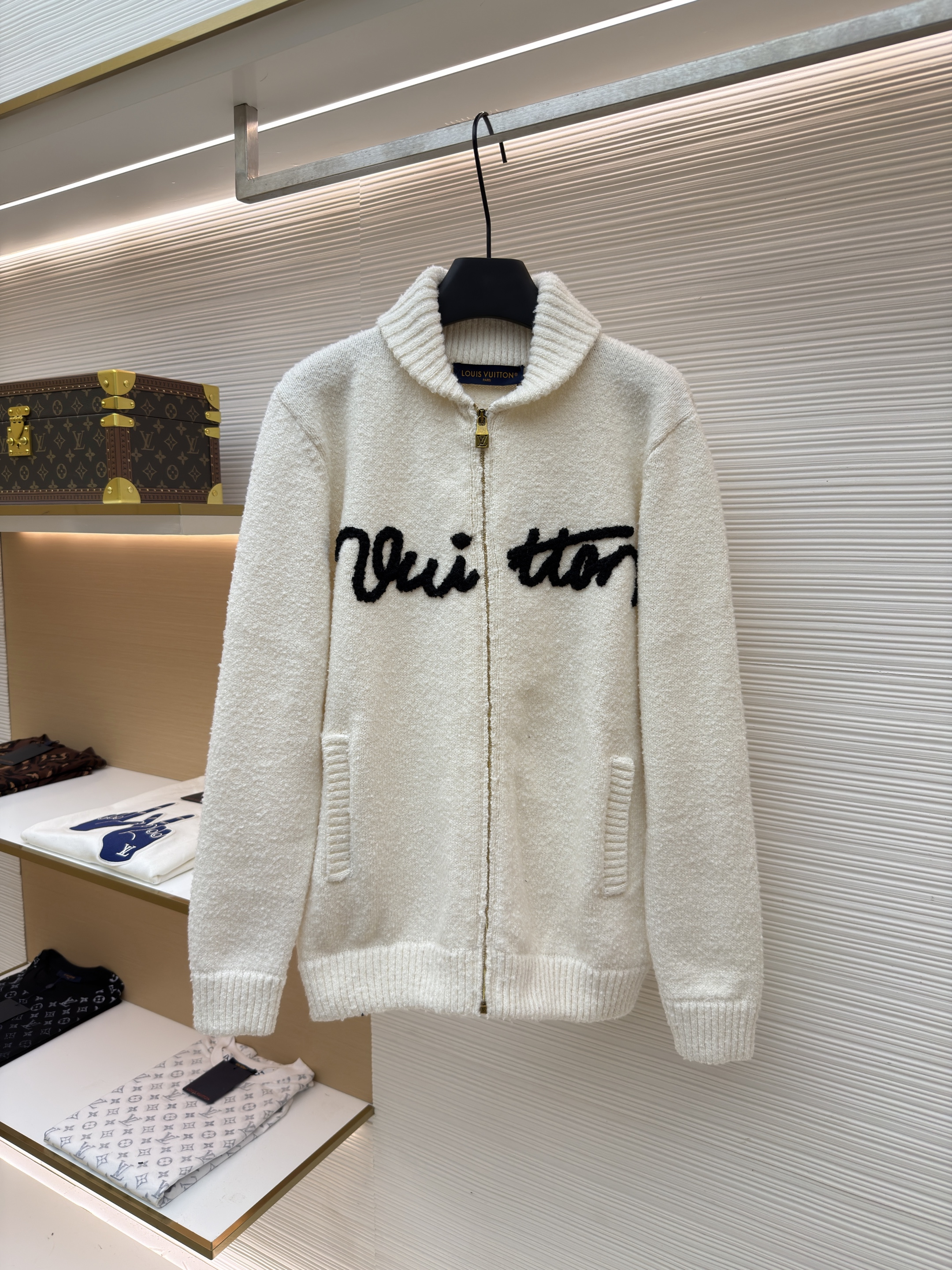LOUIS VUITTON 路易威登 字母绞花刺绣羊毛针织开衫 毛衣 针织衫 长袖 外套 白色 B5