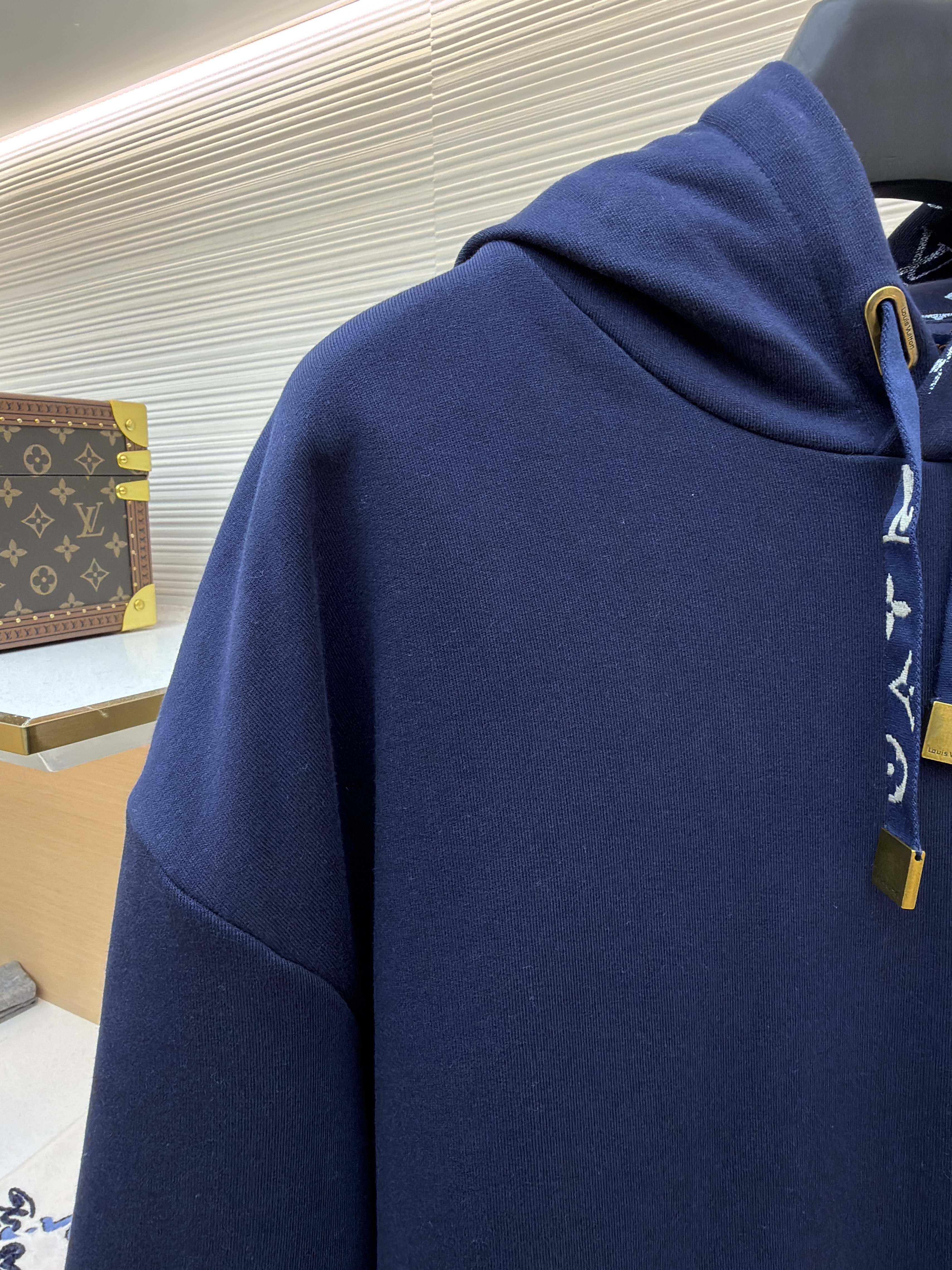 LOUIS VUITTON 路易威登 小标logo套头连帽卫衣 连帽衫 外套 秋冬 藏蓝色 白色 B0
