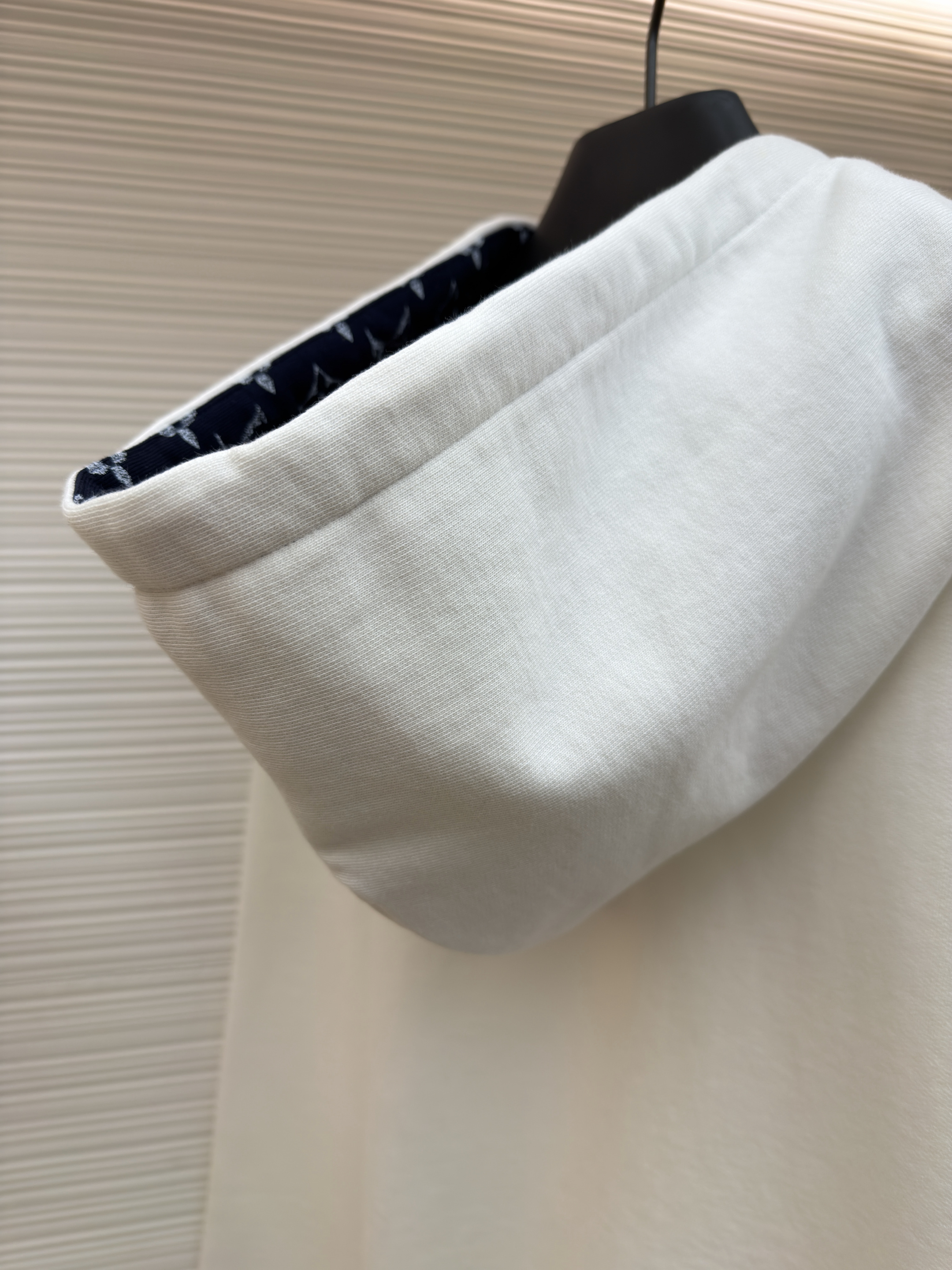 LOUIS VUITTON 路易威登 小标logo套头连帽卫衣 连帽衫 外套 秋冬 藏蓝色 白色 B0