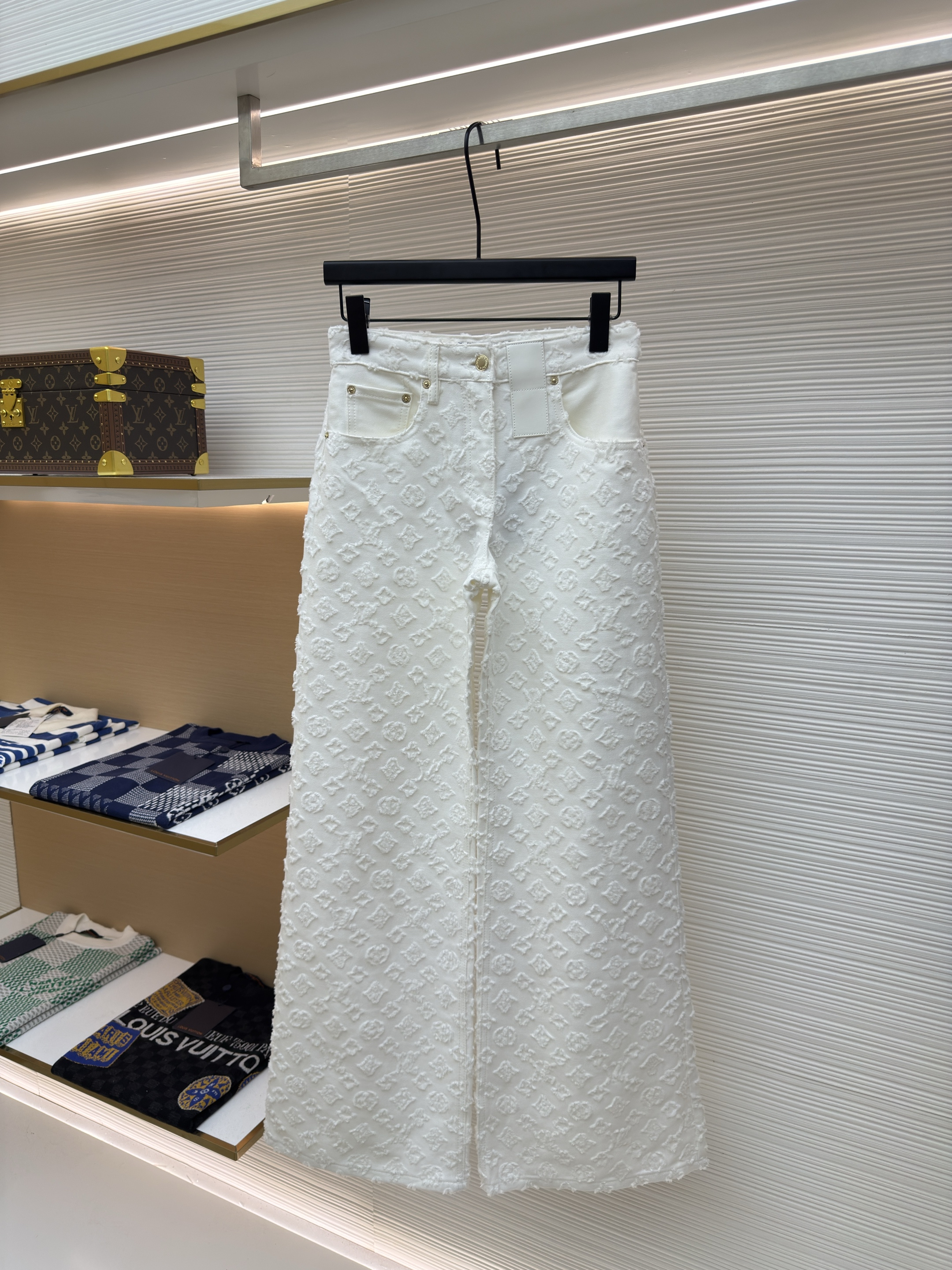 LOUIS VUITTON  路易威登 LV 老花立体浮雕提花牛仔裤 裤子 长裤 白色 B2