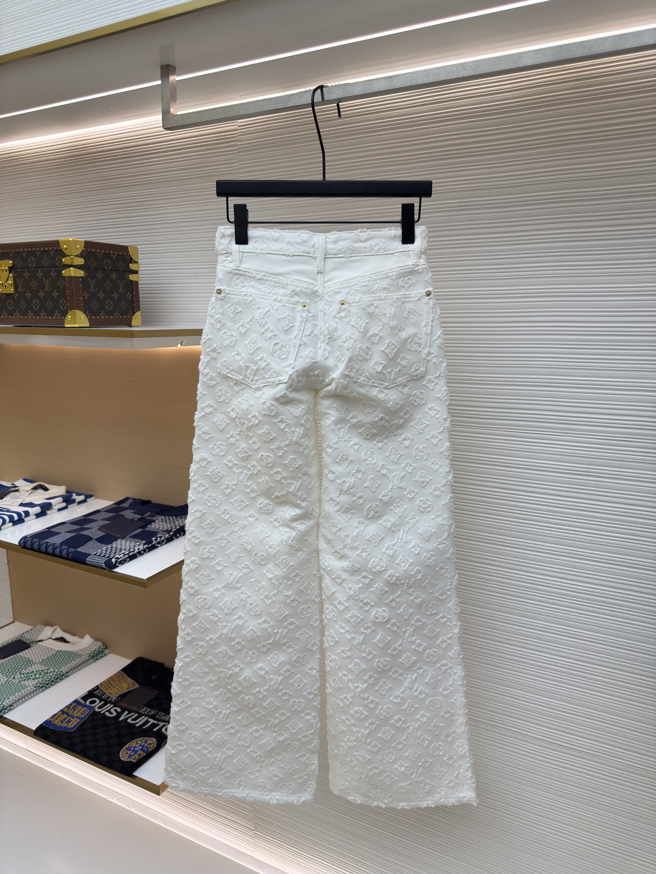 LOUIS VUITTON  路易威登 LV 老花立体浮雕提花牛仔裤 裤子 长裤 白色 B2