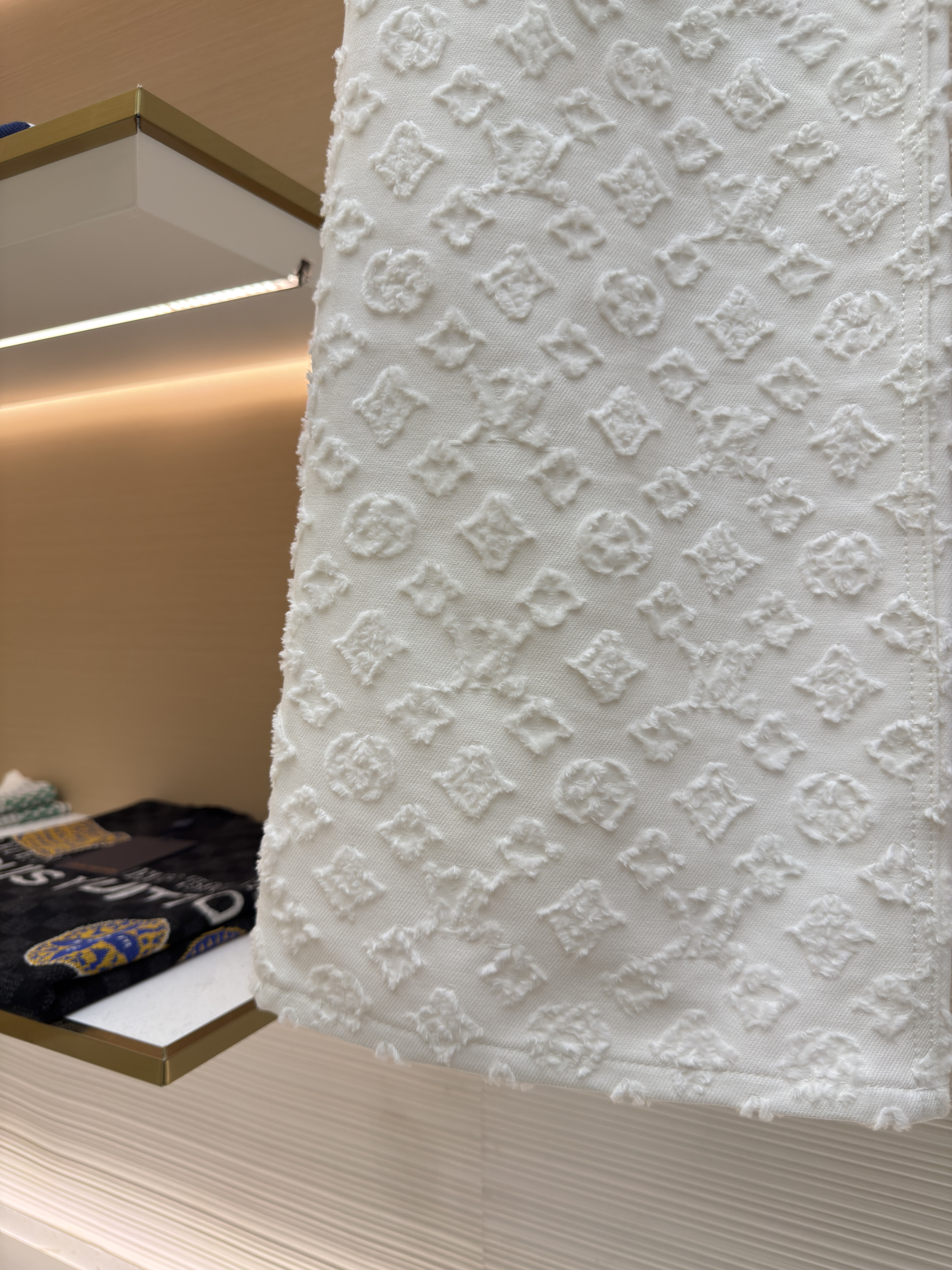 LOUIS VUITTON  路易威登 LV 老花立体浮雕提花牛仔裤 裤子 长裤 白色 B2