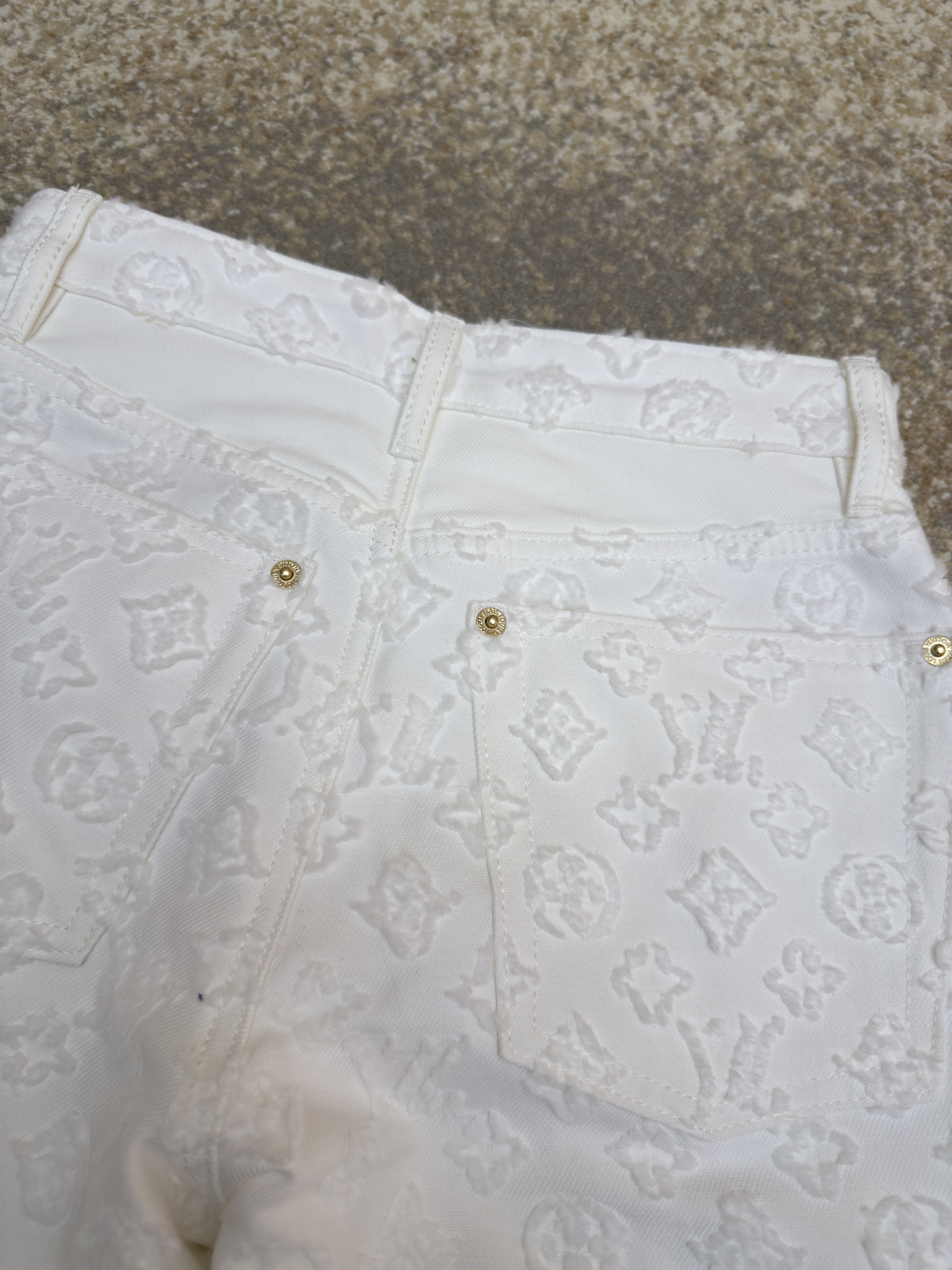 LOUIS VUITTON  路易威登 LV 老花立体浮雕提花牛仔裤 裤子 长裤 白色 B2