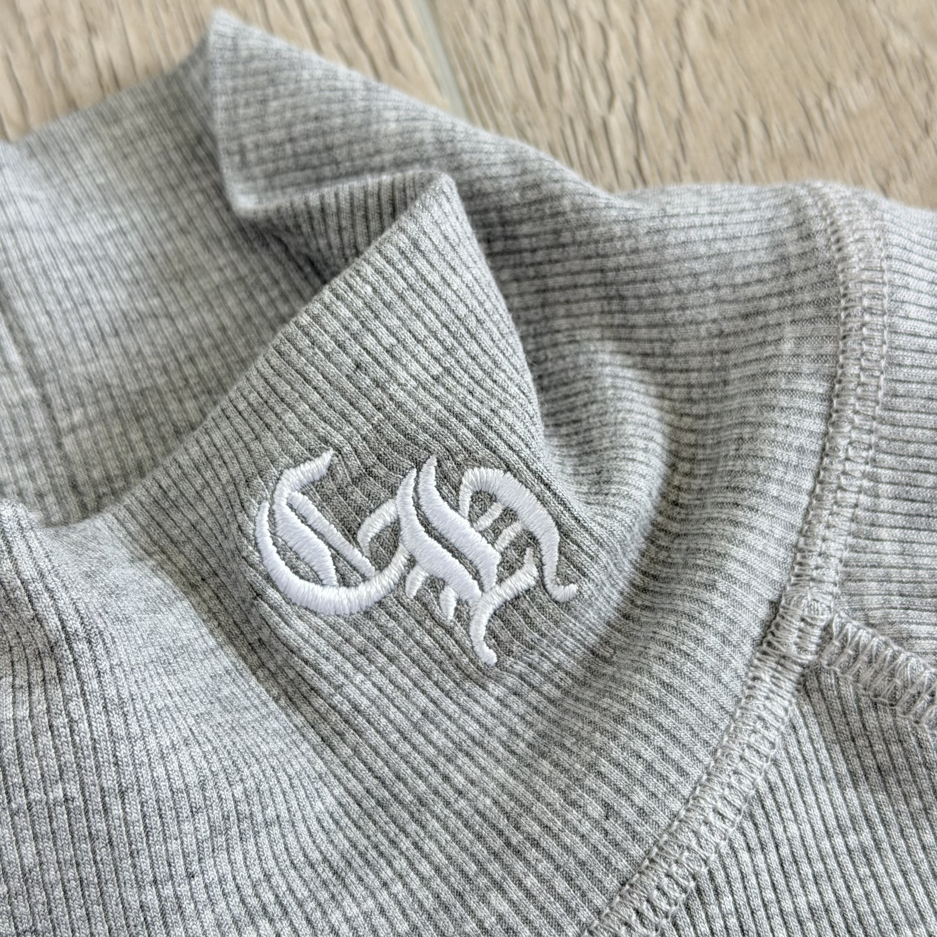 Chrome Hearts CH 克罗心 小高领哥特字体刺绣短款T恤 短袖 女款 灰色 红色 黑色