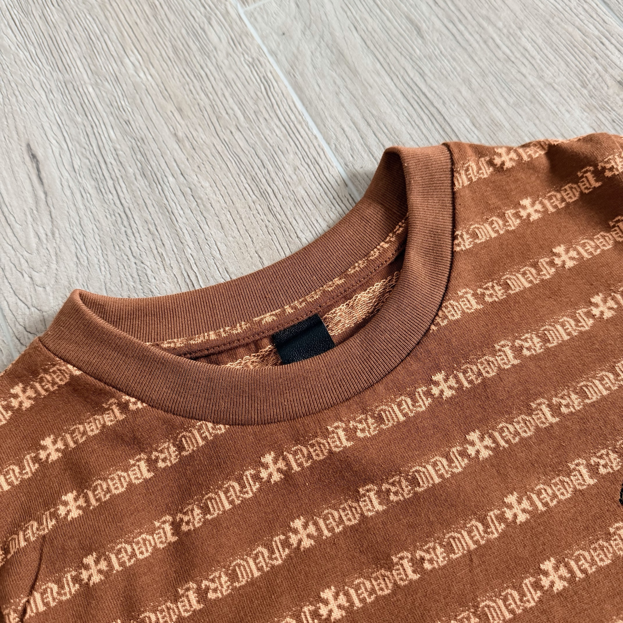 Chrome Hearts CH 克罗心 色织满印刺绣蔓藤圆领短袖 T恤 短款 女款 棕色