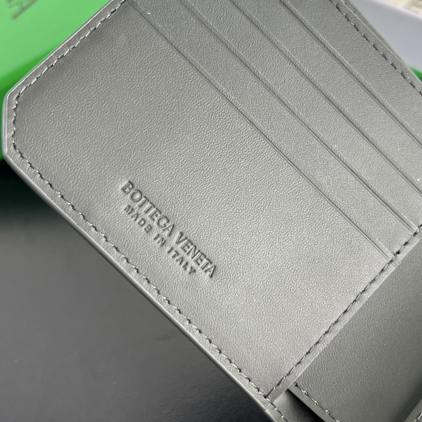 BV 葆蝶 Bottega Veneta Piccolo Bi-Fold Bi-fold wallet – Cowhide leather 钱包短夹 灰色-B0-796966