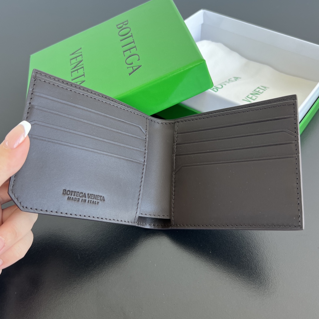 BV 葆蝶 Bottega Veneta Piccolo Bi-Fold Bi-fold wallet – Cowhide leather 钱包短夹棕色-B0-796966