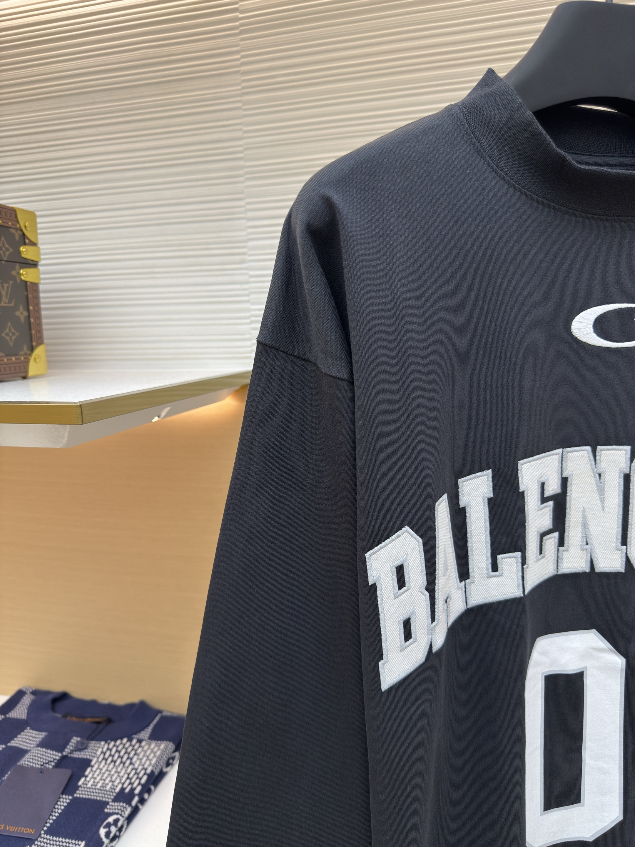 Balenciaga 巴黎世家 刺绣1号球服圆领T恤 运动衫 长袖 黑色 白色 A7