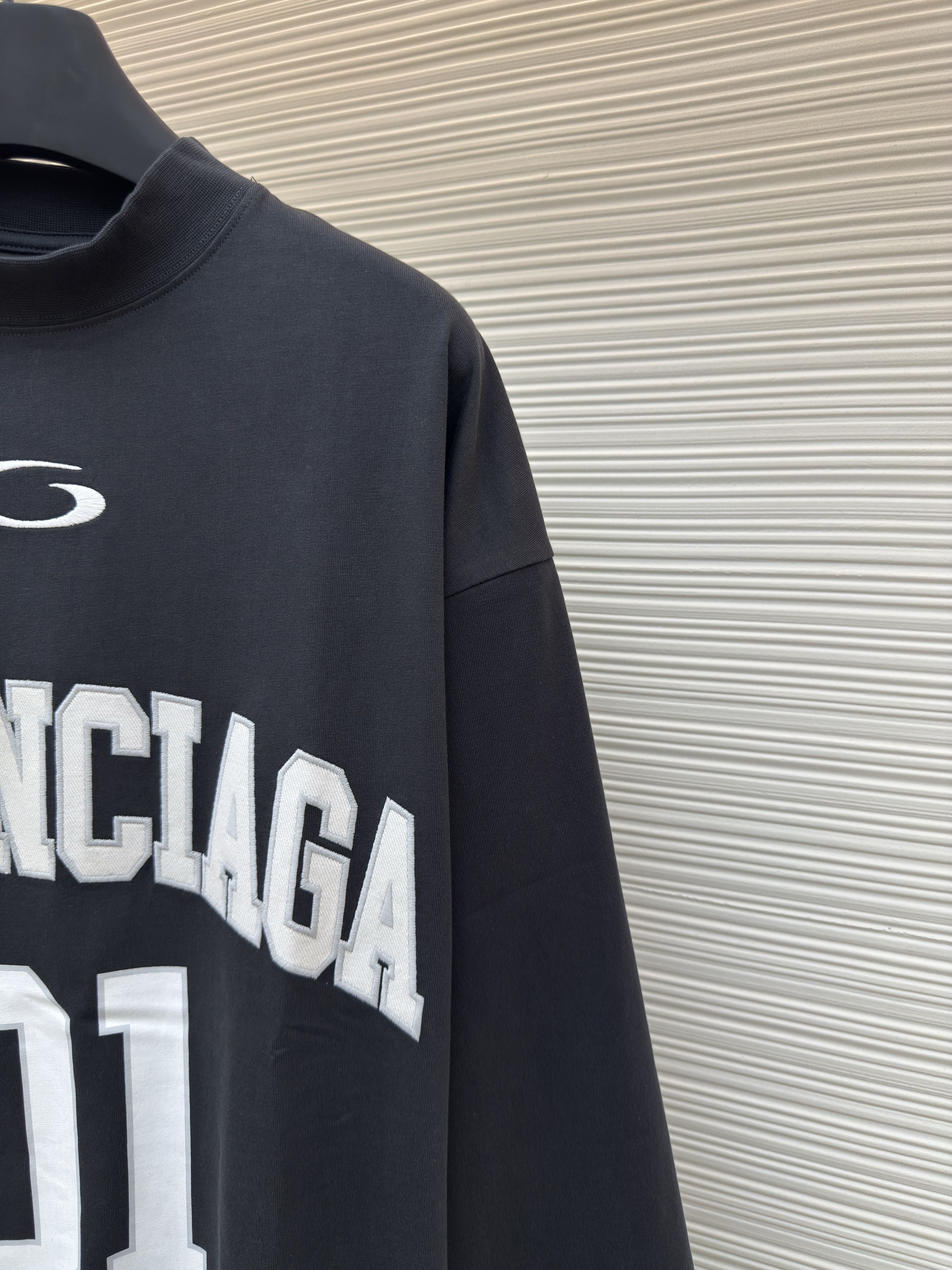 Balenciaga 巴黎世家 刺绣1号球服圆领T恤 运动衫 长袖 黑色 白色 A7