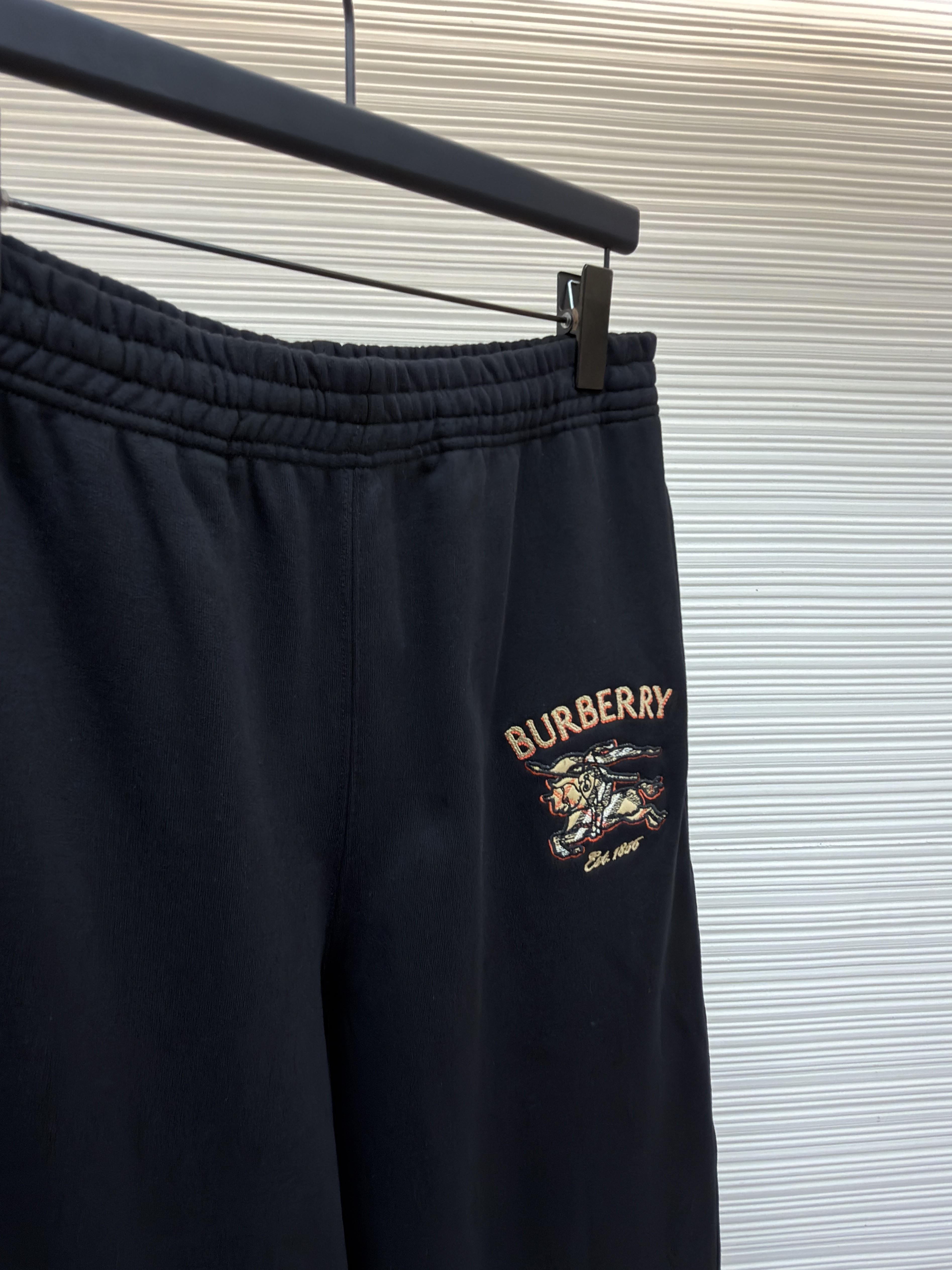 Burberry 巴宝莉 马术骑士绣花格纹松紧腰运动裤 休闲裤 卫裤 裤子 长裤 黑色 B0