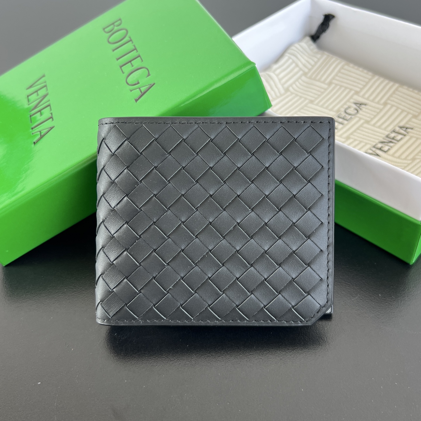 BV 葆蝶 零钱袋 Bottega Veneta -Intrecciato Bi-fold wallet – Cowhide 钱包短夹 黑色拼灰色-B0-805654