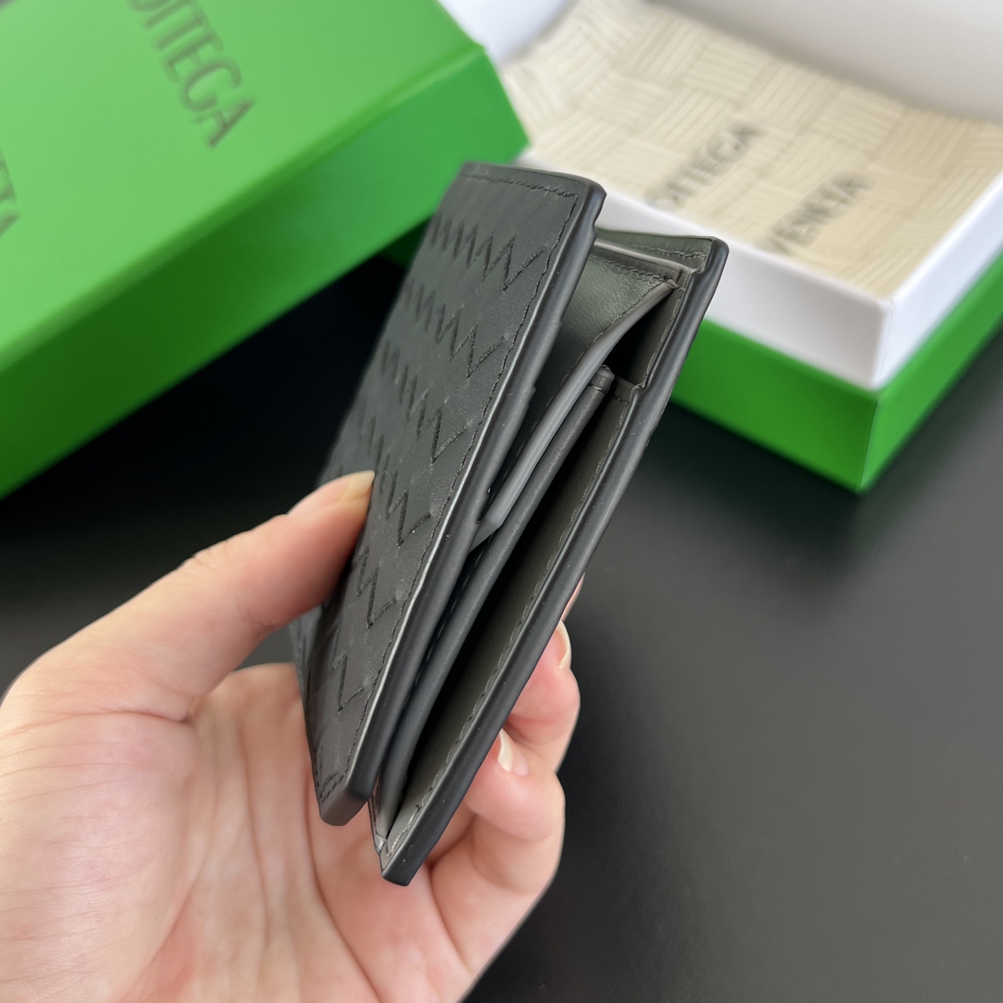 BV 葆蝶 零钱袋 Bottega Veneta -Intrecciato Bi-fold wallet – Cowhide 钱包短夹 黑色拼灰色-B0-805654