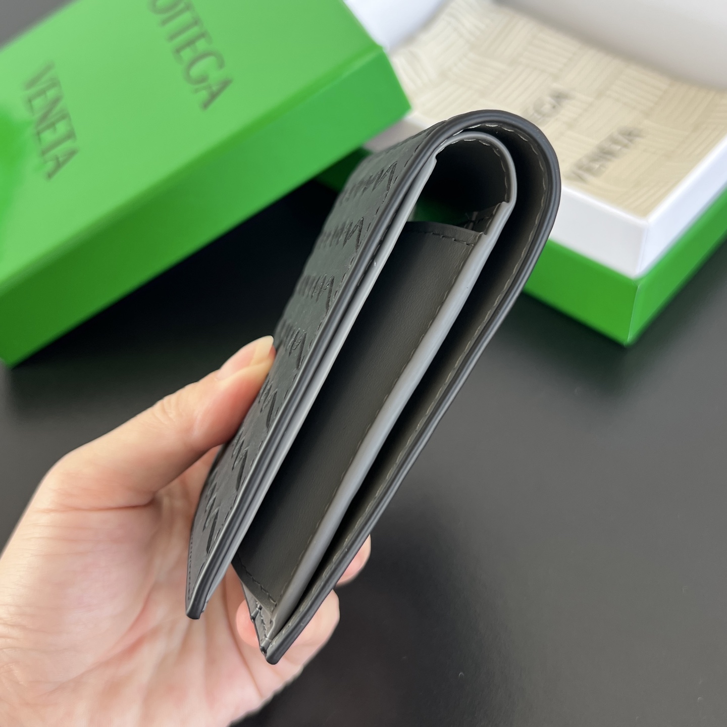 BV 葆蝶 零钱袋 Bottega Veneta -Intrecciato Bi-fold wallet – Cowhide 钱包短夹 黑色拼灰色-B0-805654