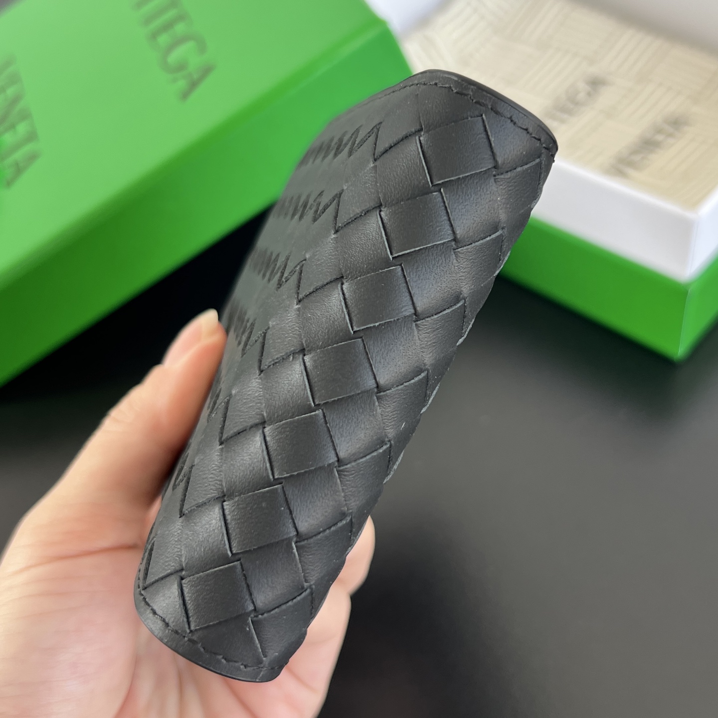 BV 葆蝶 零钱袋 Bottega Veneta -Intrecciato Bi-fold wallet – Cowhide 钱包短夹 黑色拼灰色-B0-805654