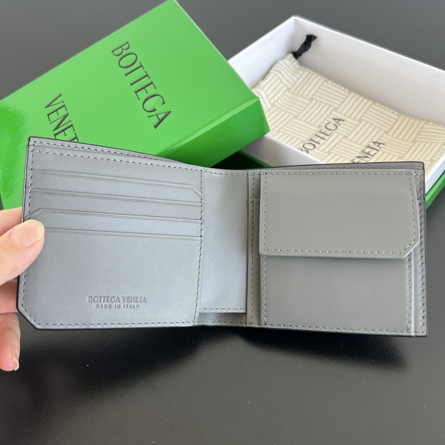 BV 葆蝶 零钱袋 Bottega Veneta -Intrecciato Bi-fold wallet – Cowhide 钱包短夹 黑色拼灰色-B0-805654
