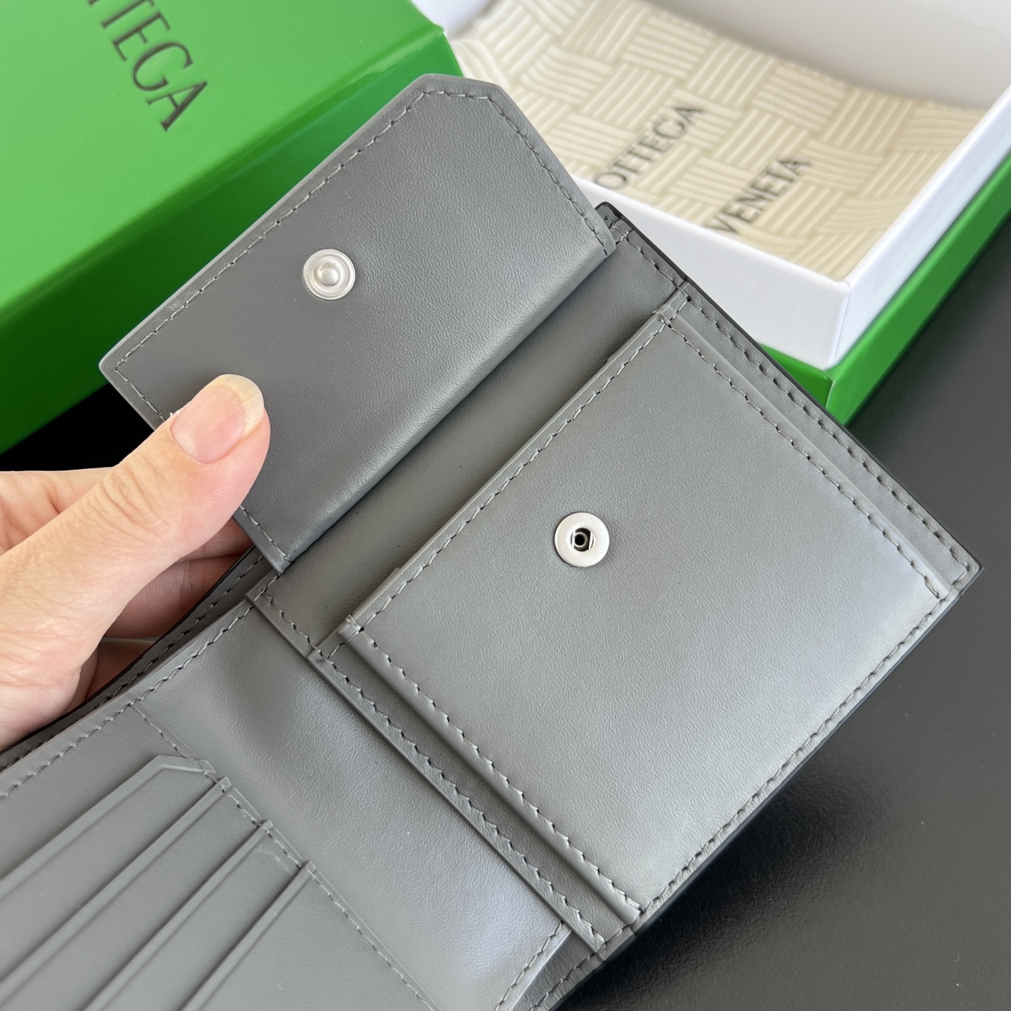 BV 葆蝶 零钱袋 Bottega Veneta -Intrecciato Bi-fold wallet – Cowhide 钱包短夹 黑色拼灰色-B0-805654