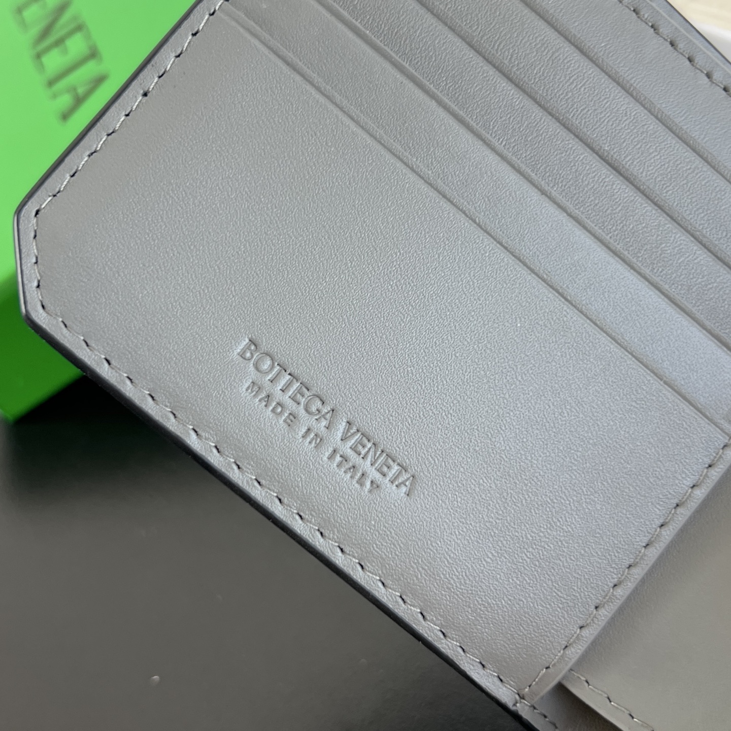 BV 葆蝶 零钱袋 Bottega Veneta -Intrecciato Bi-fold wallet – Cowhide 钱包短夹 黑色拼灰色-B0-805654