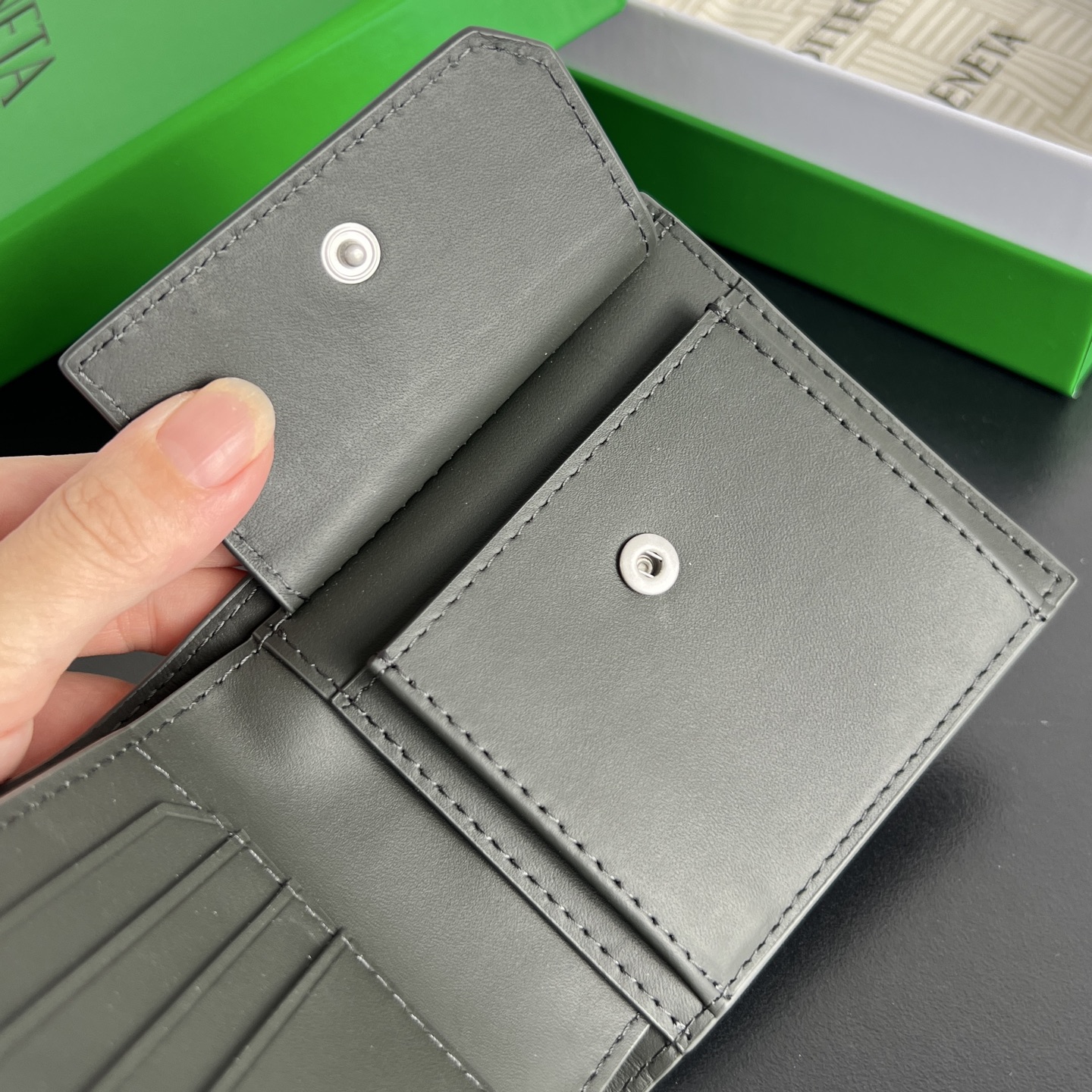 BV 葆蝶零钱袋 Bottega Veneta -Intrecciato Bi-fold wallet – Cowhide 钱包短夹 深绿-B0-805654
