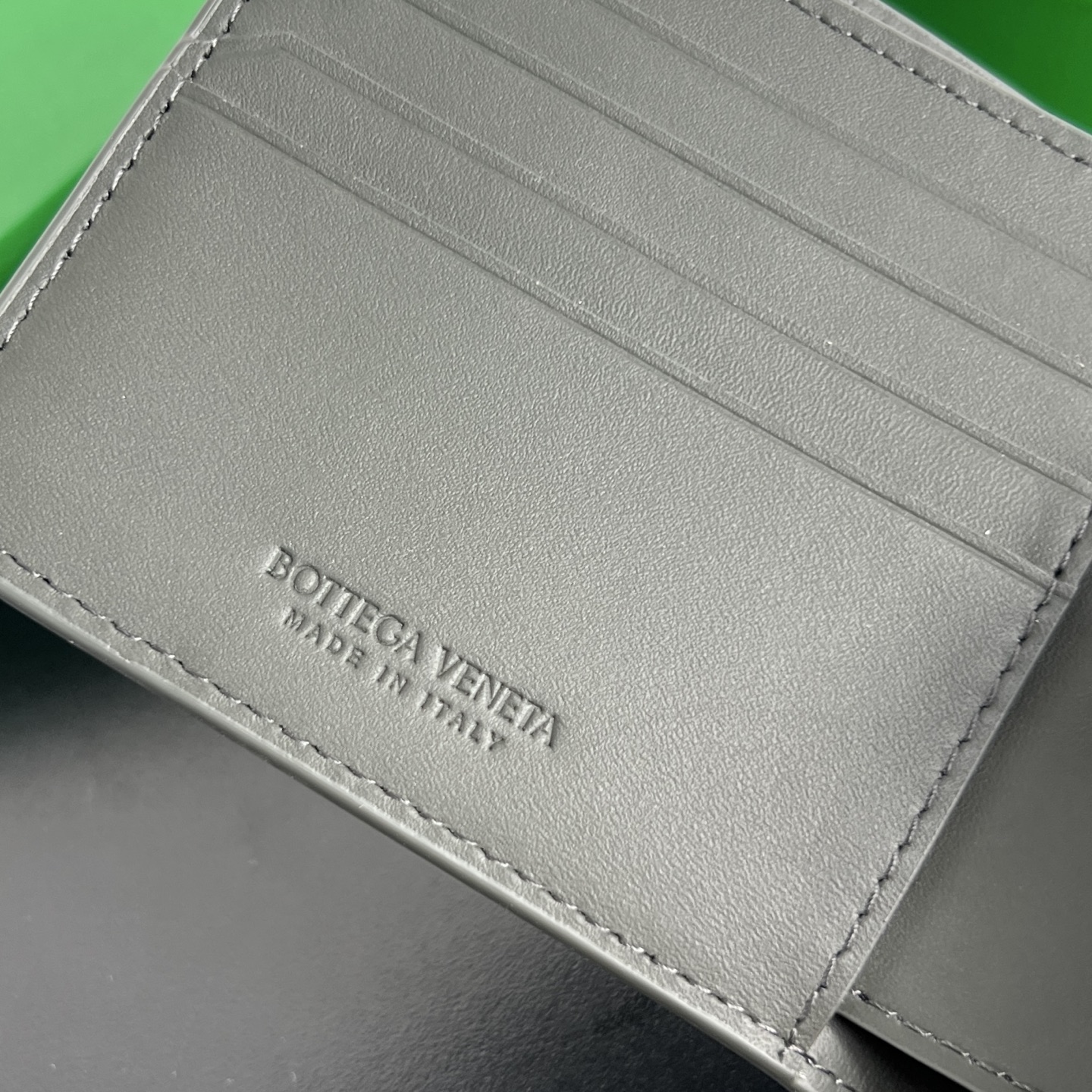 BV 葆蝶零钱袋 Bottega Veneta -Intrecciato Bi-fold wallet – Cowhide 钱包短夹 深绿-B0-805654