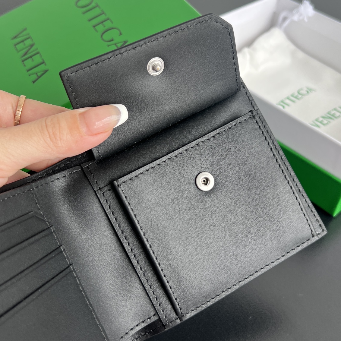 BV 葆蝶零钱袋 Bottega Veneta -Intrecciato Bi-fold wallet – Cowhide 钱包短夹 黑色-B0-805654