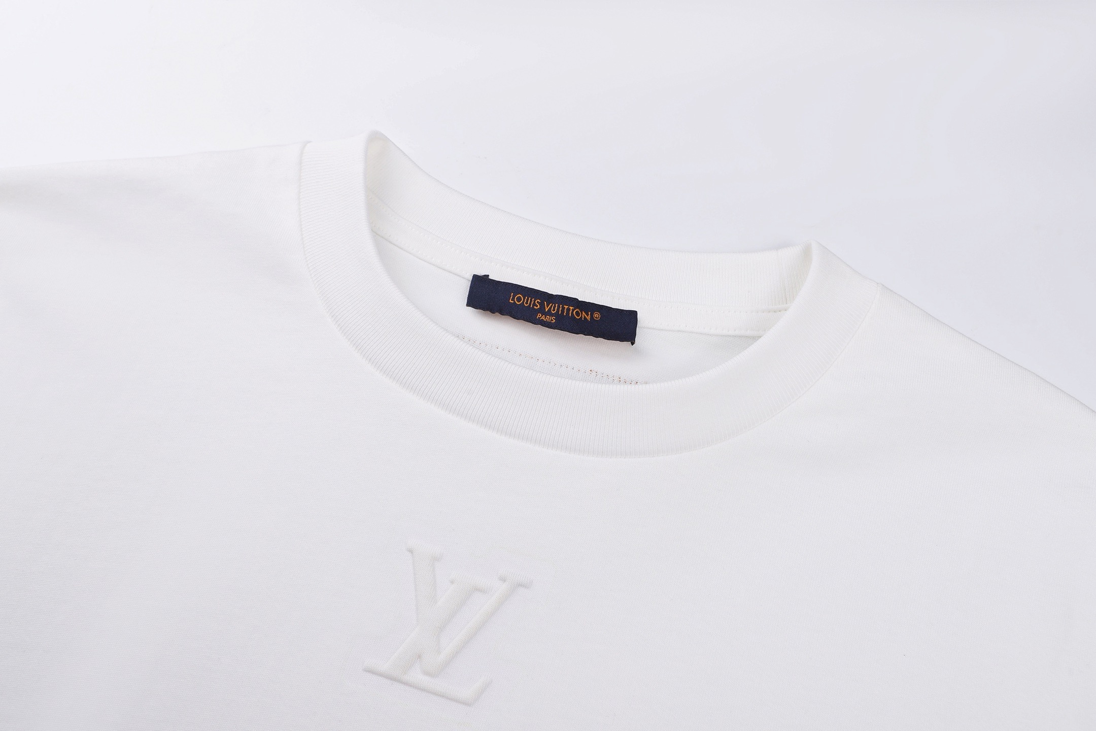LOUIS VUITTON 路易威登 浮雕压花圆领T恤 长袖 打底衫 白色 黑色 A2 
