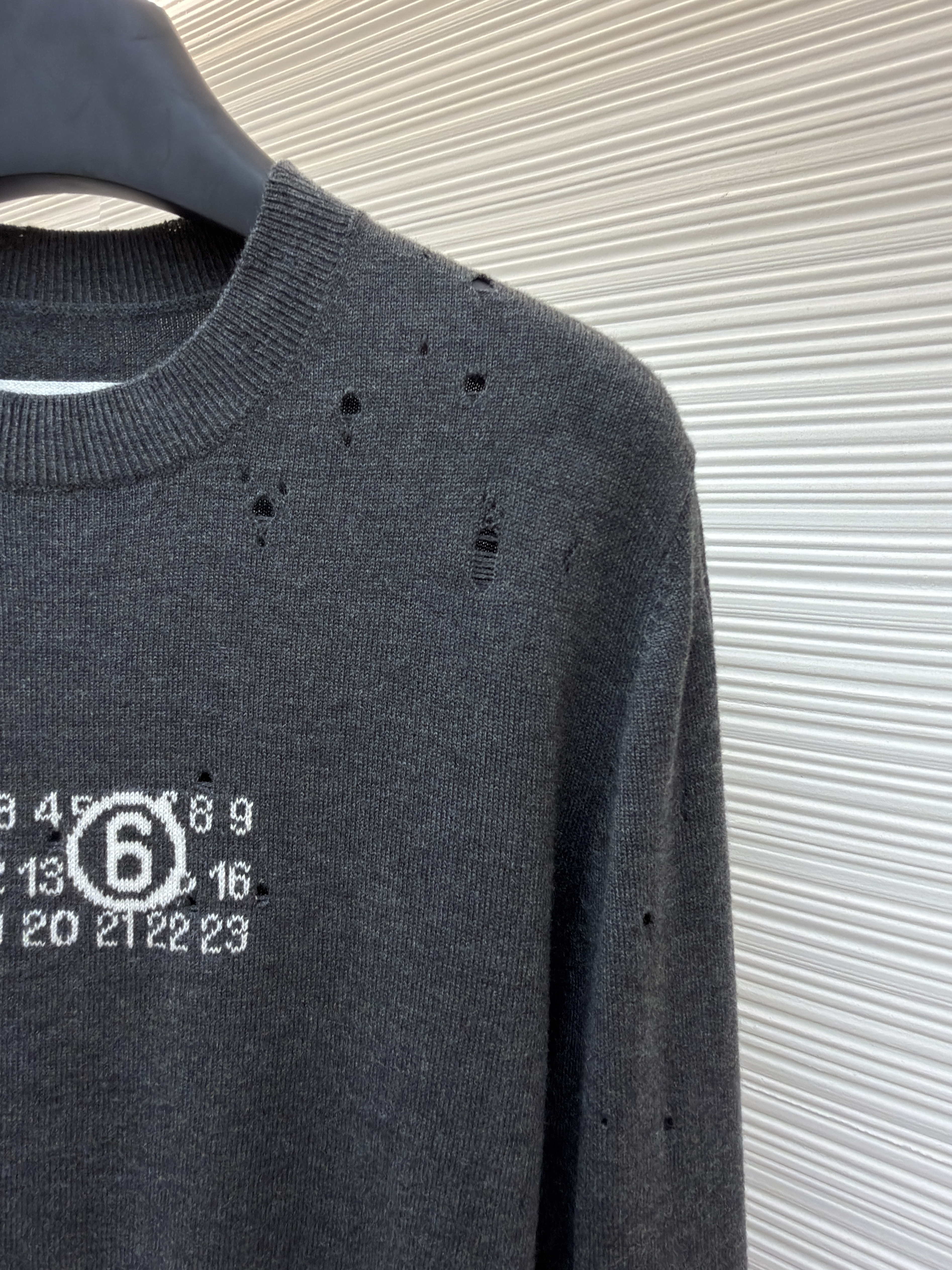 Maison Margiela 马吉拉 破洞数字圆领毛衣 针织衫 长袖 外套 白色 深灰色 B0 SH0HL0033M13134855