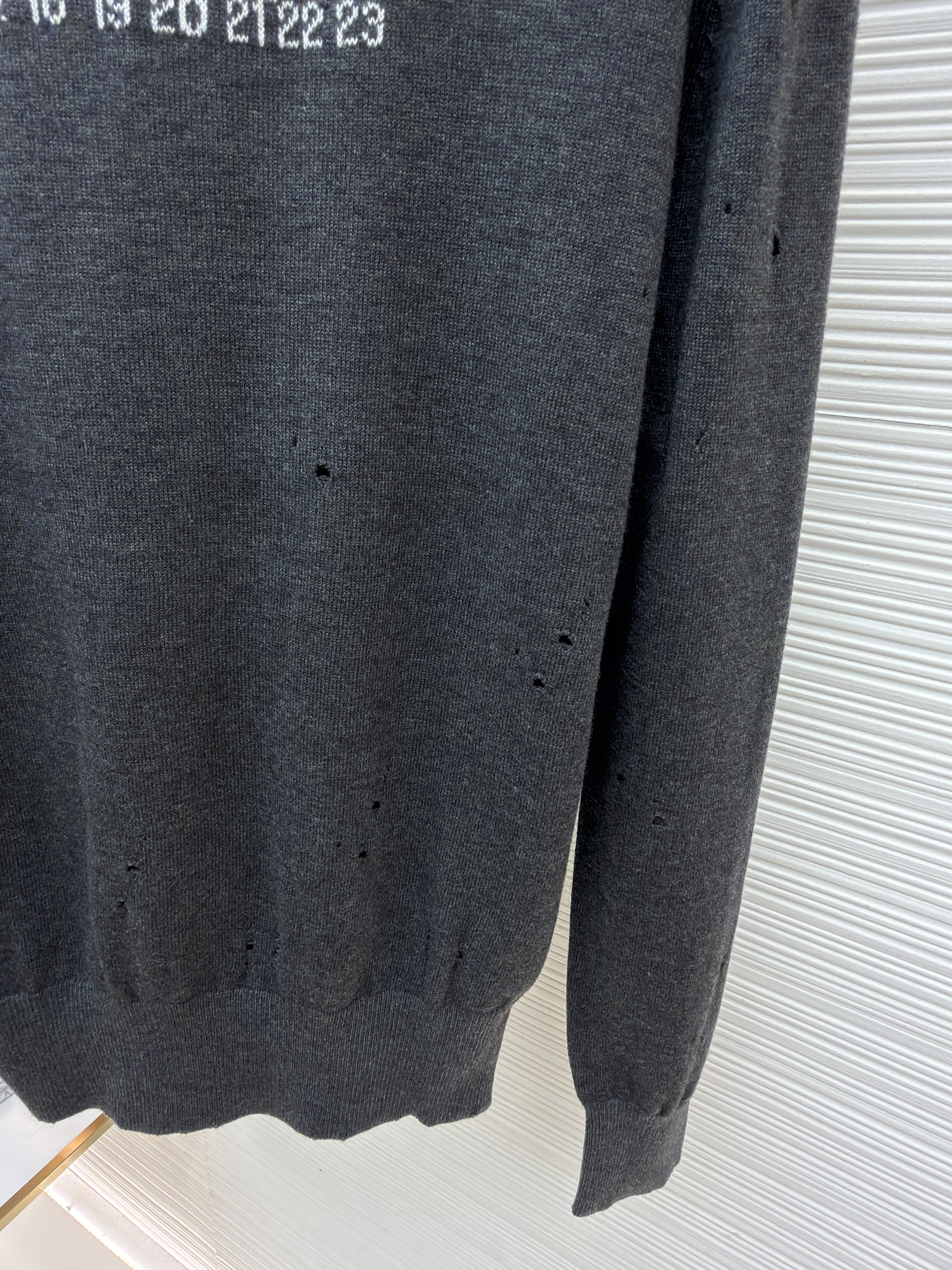 Maison Margiela 马吉拉 破洞数字圆领毛衣 针织衫 长袖 外套 白色 深灰色 B0 SH0HL0033M13134855