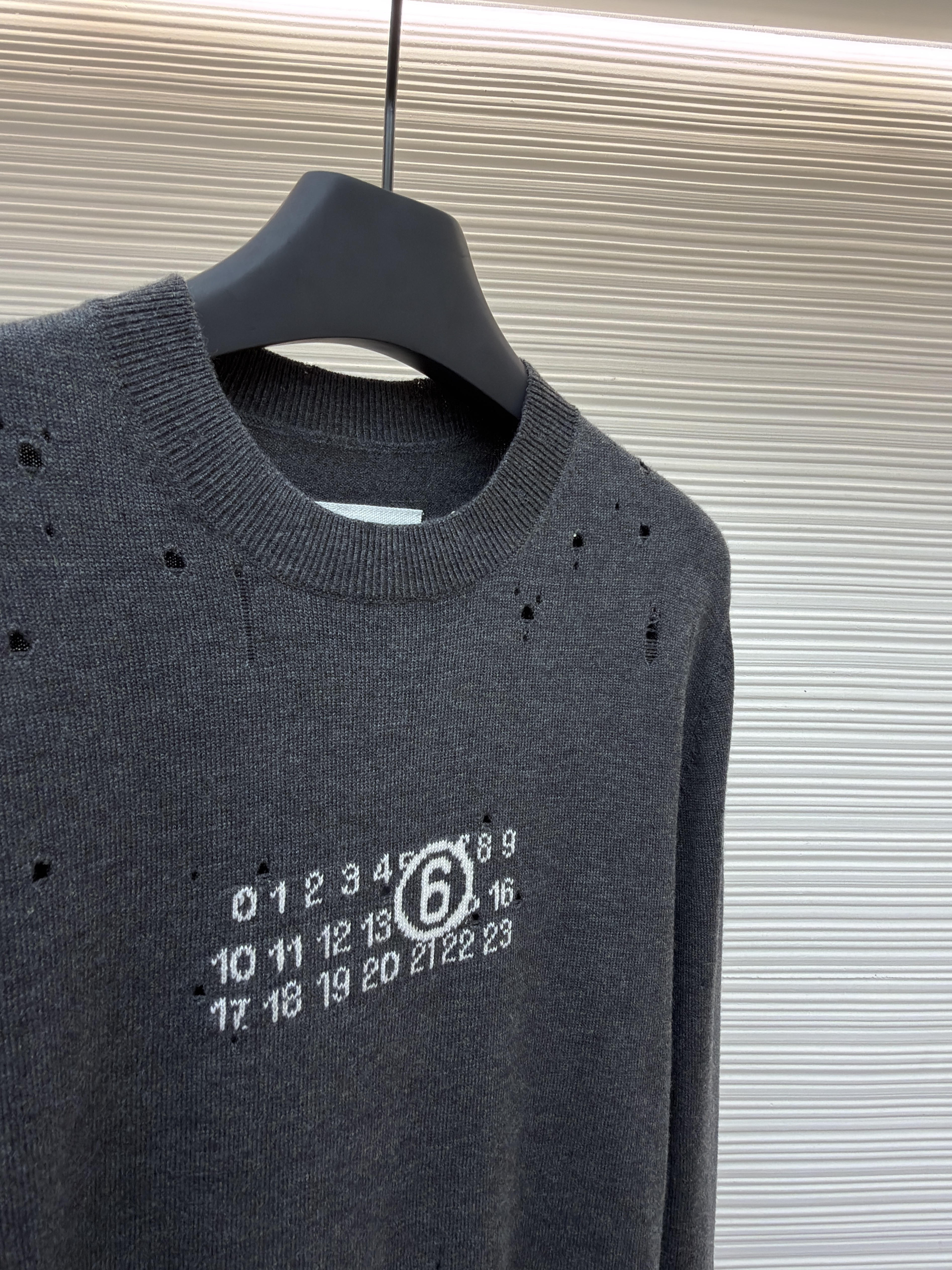 Maison Margiela 马吉拉 破洞数字圆领毛衣 针织衫 长袖 外套 白色 深灰色 B0 SH0HL0033M13134855