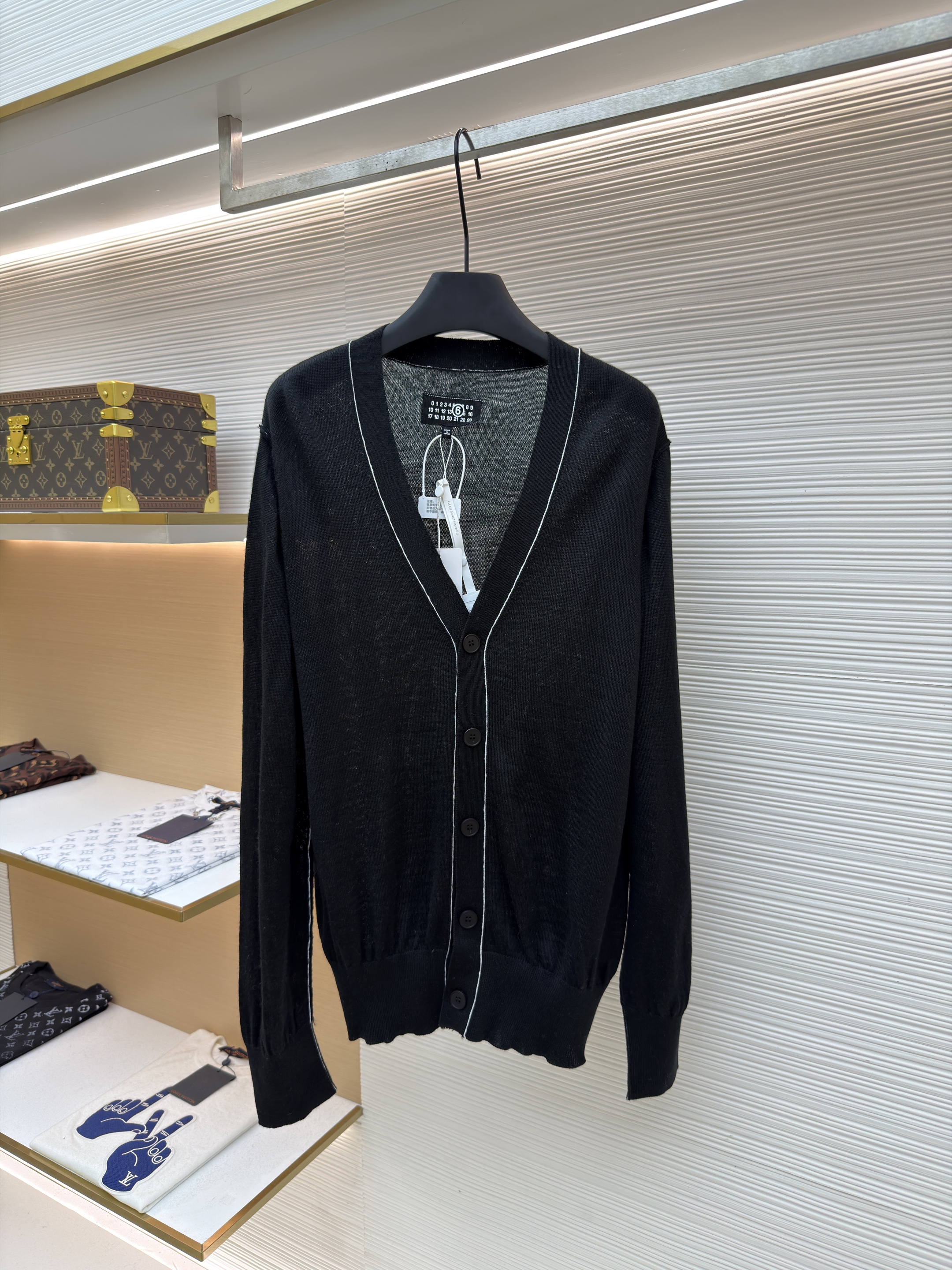 Maison Margiela 马吉拉 线条V领羊毛开衫 毛衣 针织衫 外套 长袖 黑色 B0 