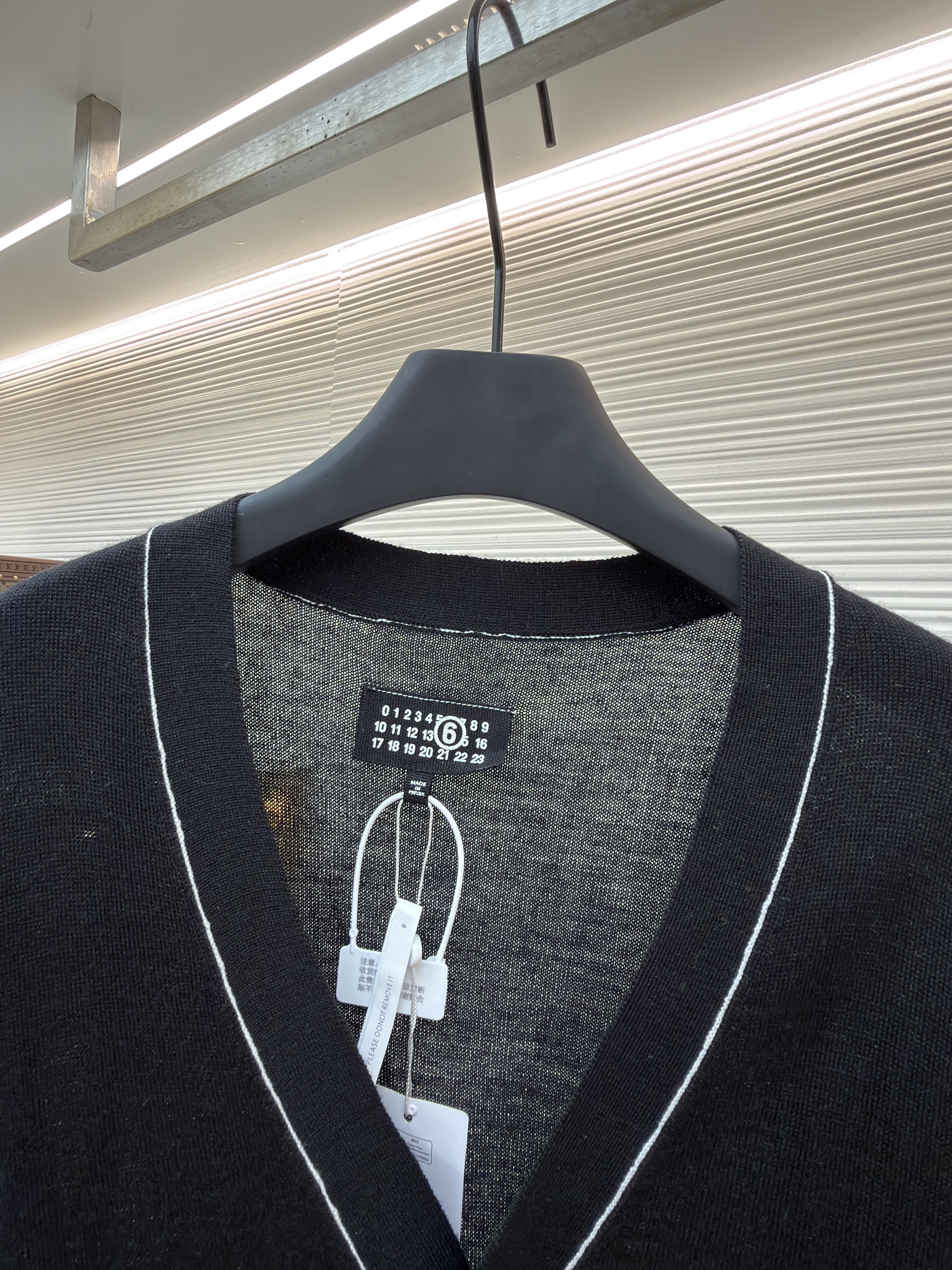 Maison Margiela 马吉拉 线条V领羊毛开衫 毛衣 针织衫 外套 长袖 黑色 B0 