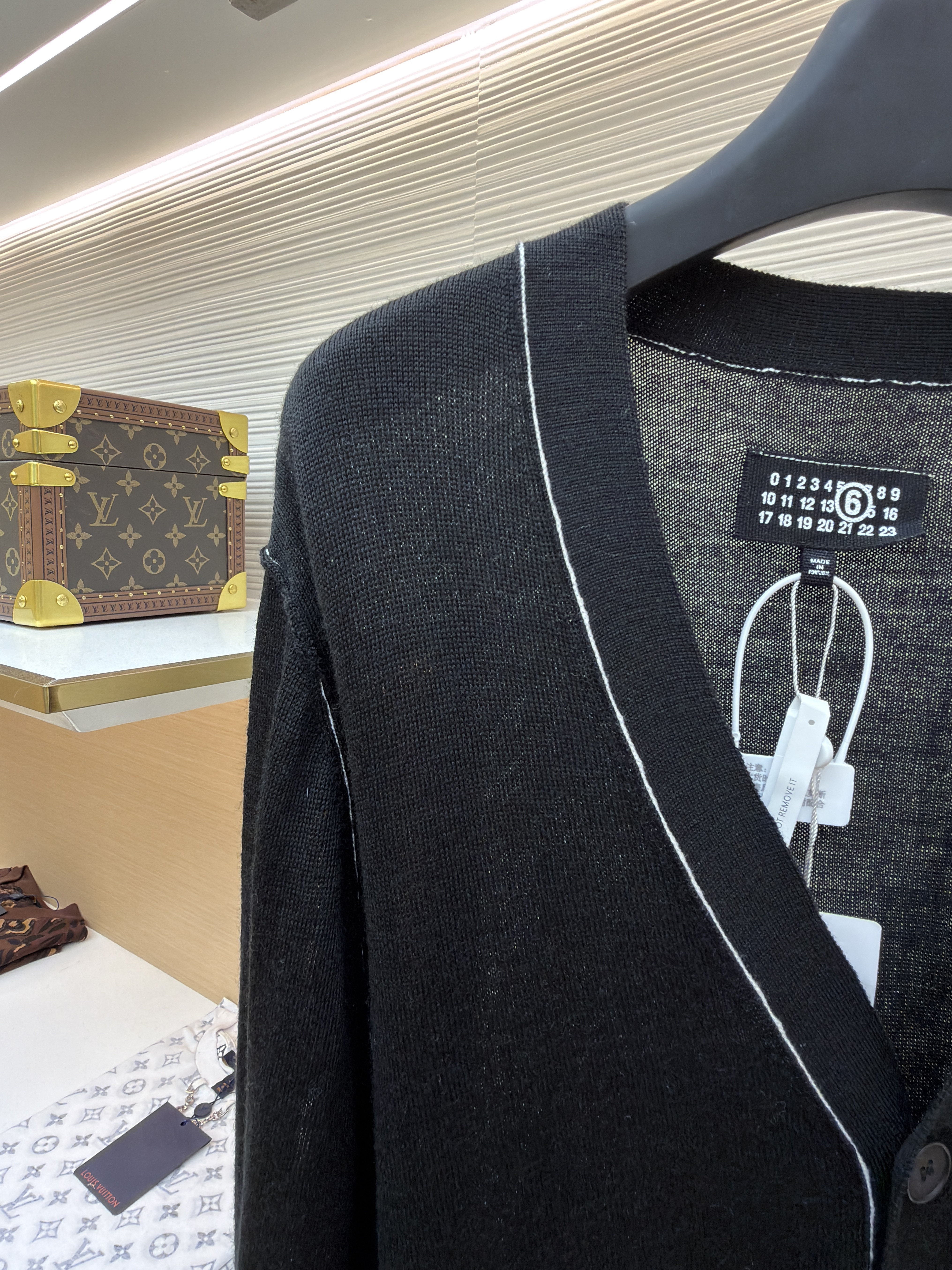 Maison Margiela 马吉拉 线条V领羊毛开衫 毛衣 针织衫 外套 长袖 黑色 B0 
