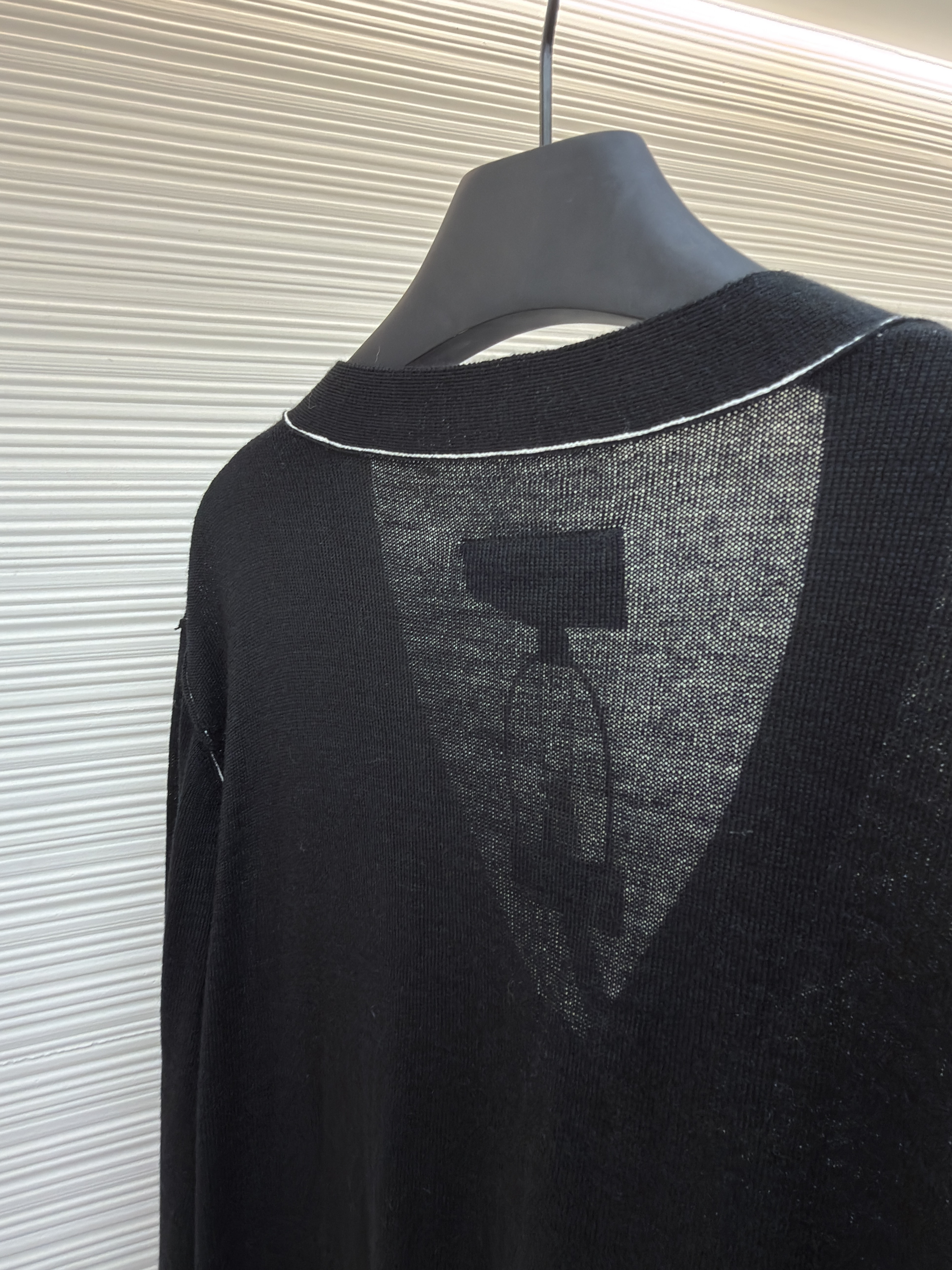Maison Margiela 马吉拉 线条V领羊毛开衫 毛衣 针织衫 外套 长袖 黑色 B0 