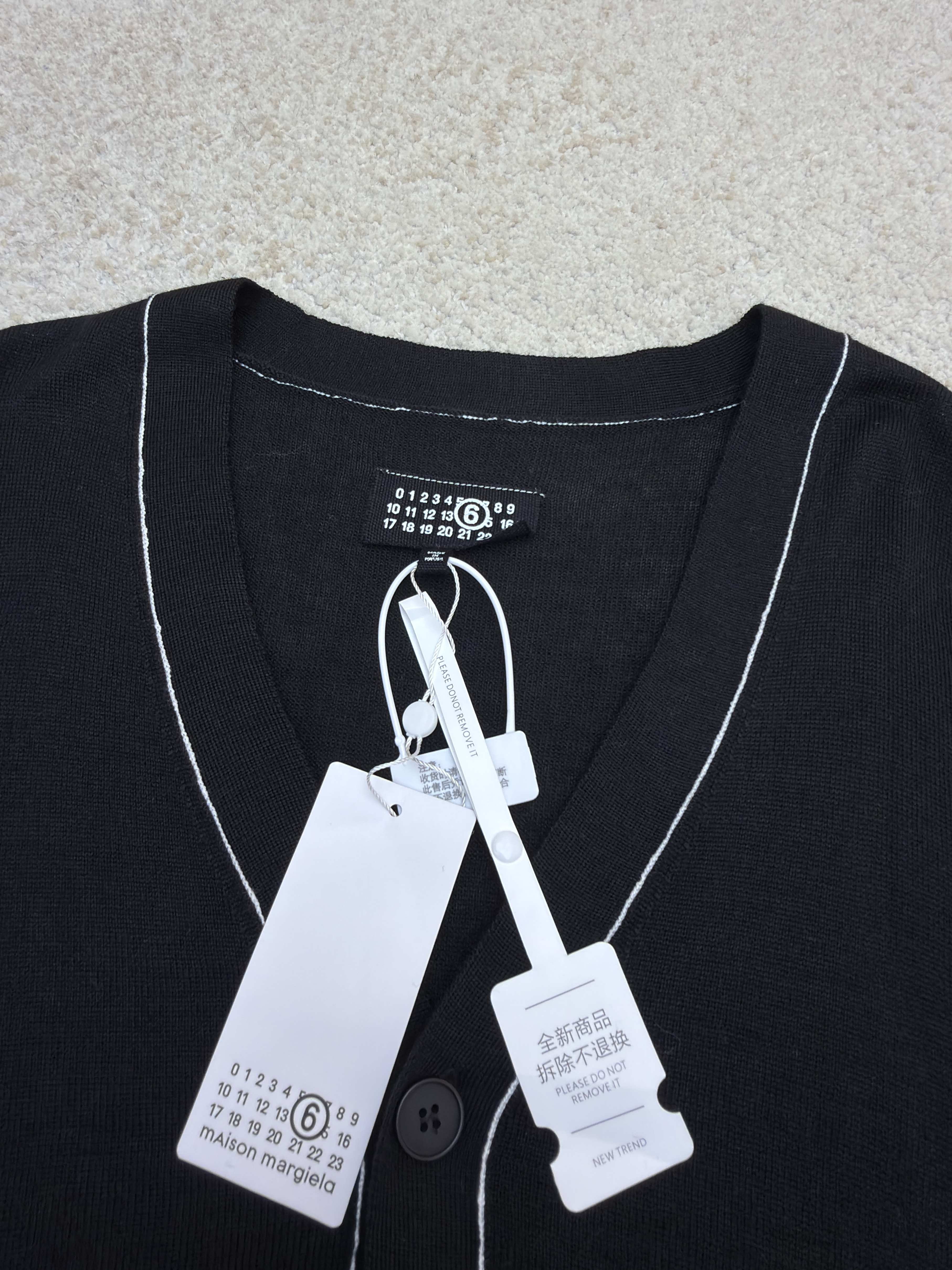 Maison Margiela 马吉拉 线条V领羊毛开衫 毛衣 针织衫 外套 长袖 黑色 B0 