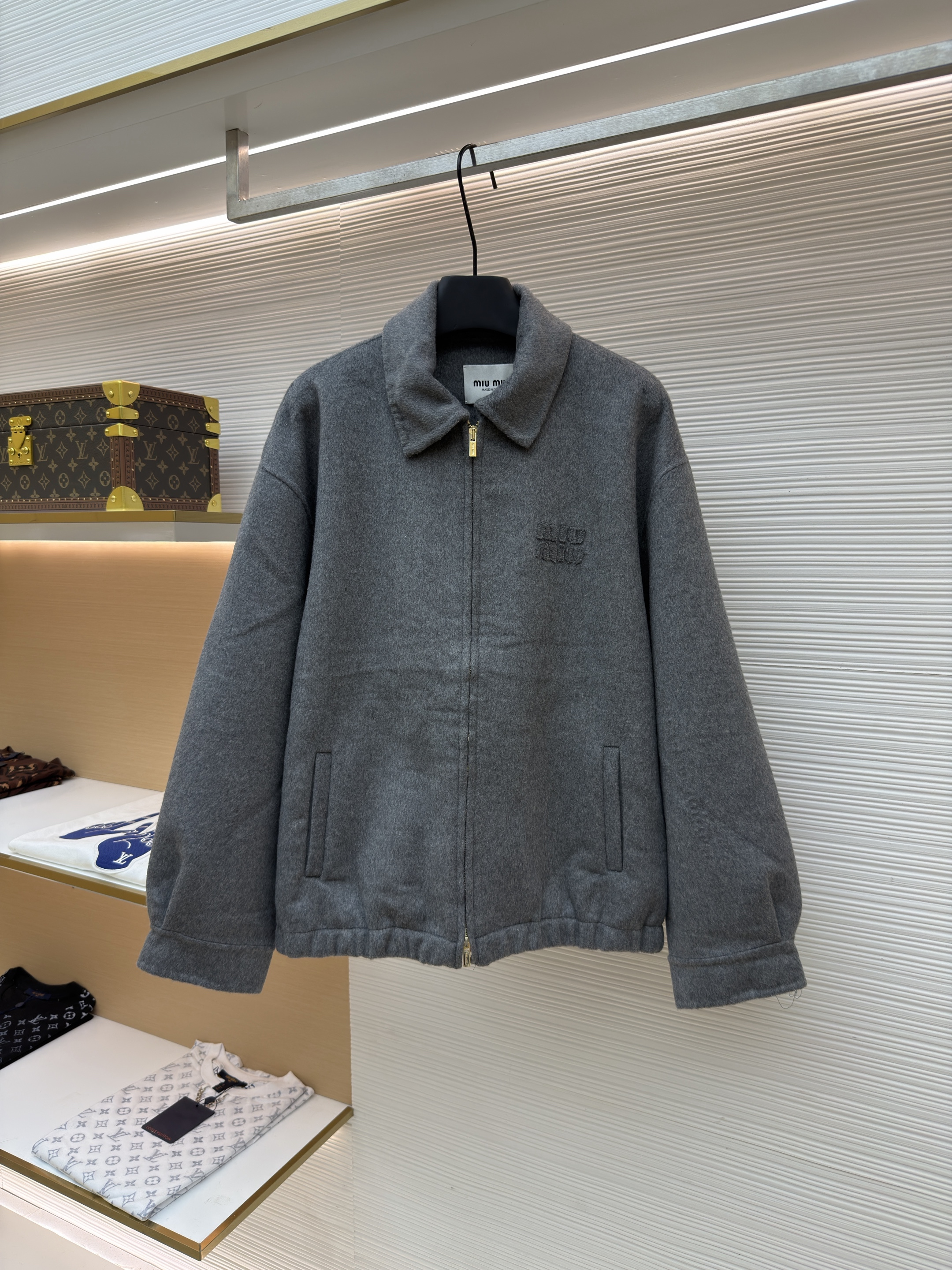 MIU MIU 缪缪 纯色刺绣翻领拉链外套 夹克 外套 长袖 秋冬 灰色 C0 