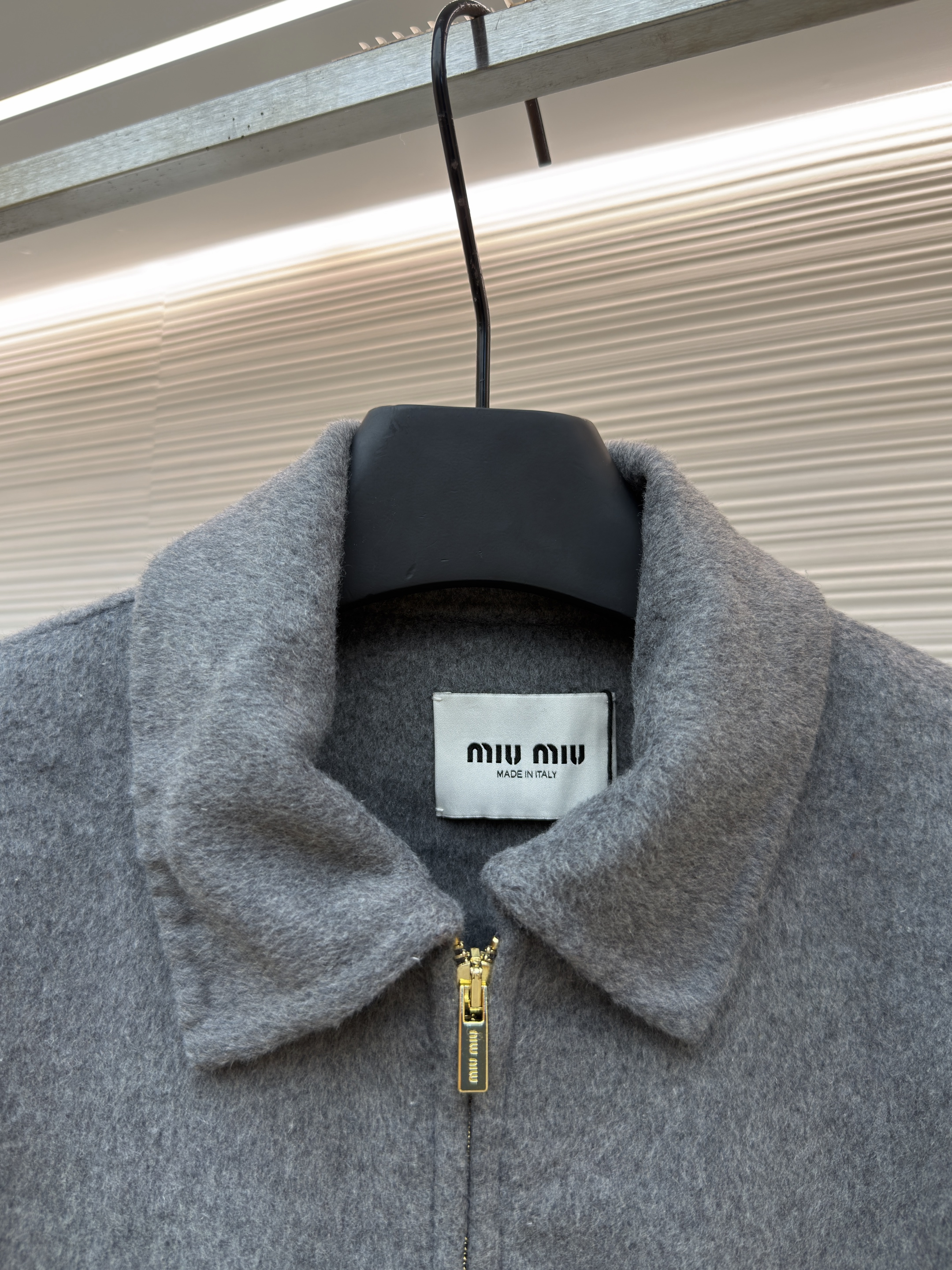 MIU MIU 缪缪 纯色刺绣翻领拉链外套 夹克 外套 长袖 秋冬 灰色 C0 