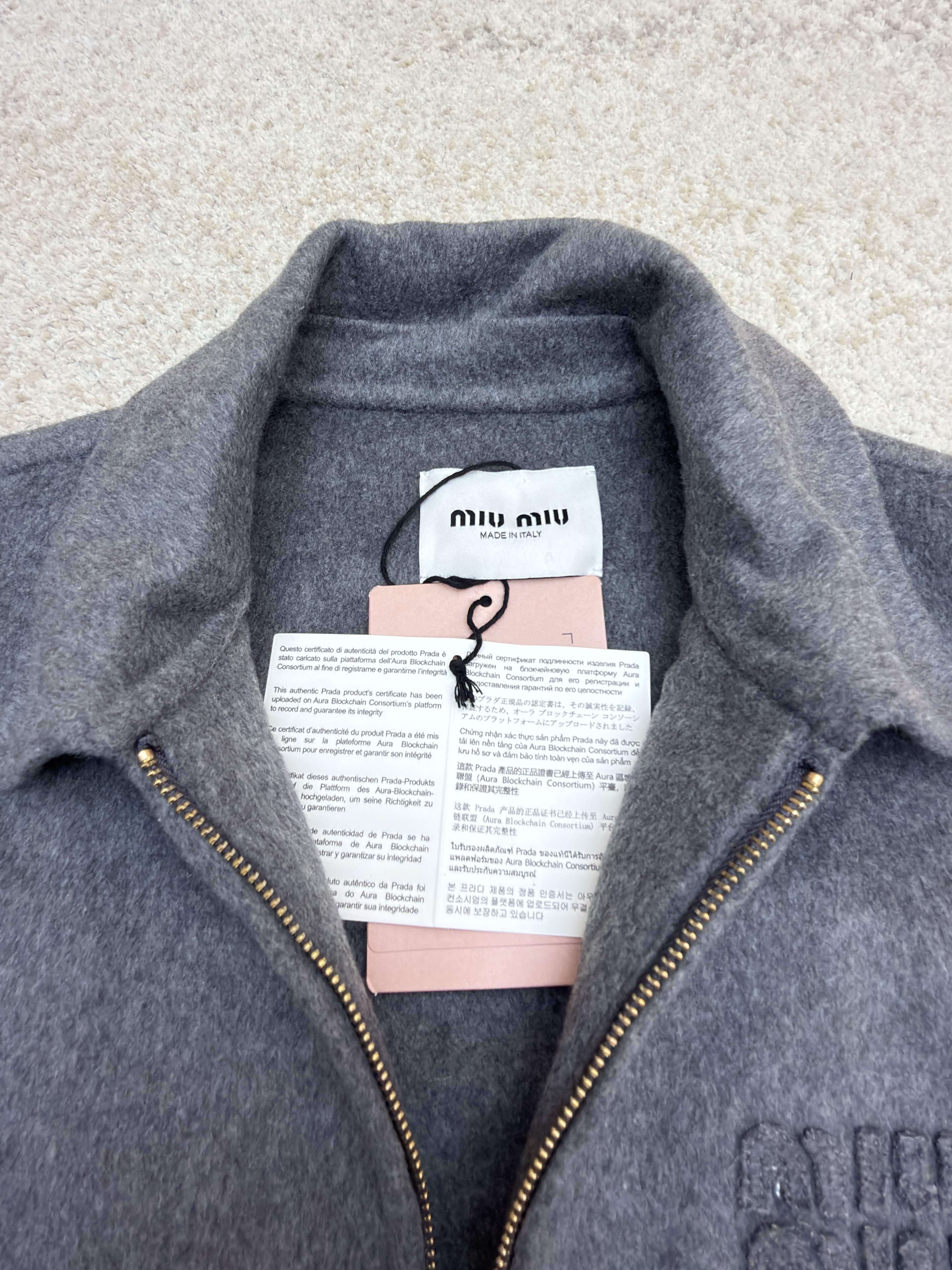 MIU MIU 缪缪 纯色刺绣翻领拉链外套 夹克 外套 长袖 秋冬 灰色 C0 