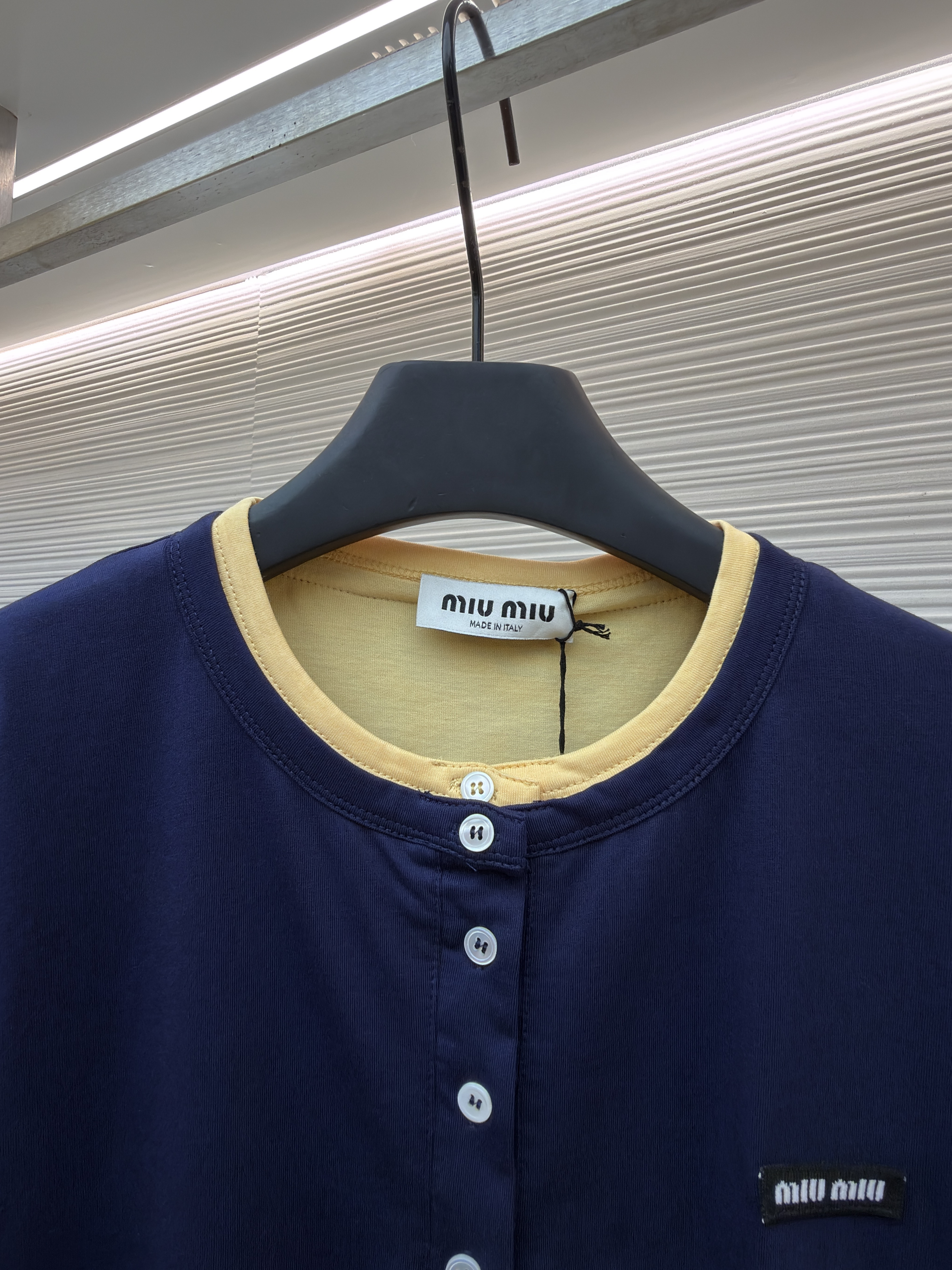MIU MIU 缪缪 假两件撞色鹅黄边圆领T恤 打底衫 长袖 秋冬 藏蓝色 A5