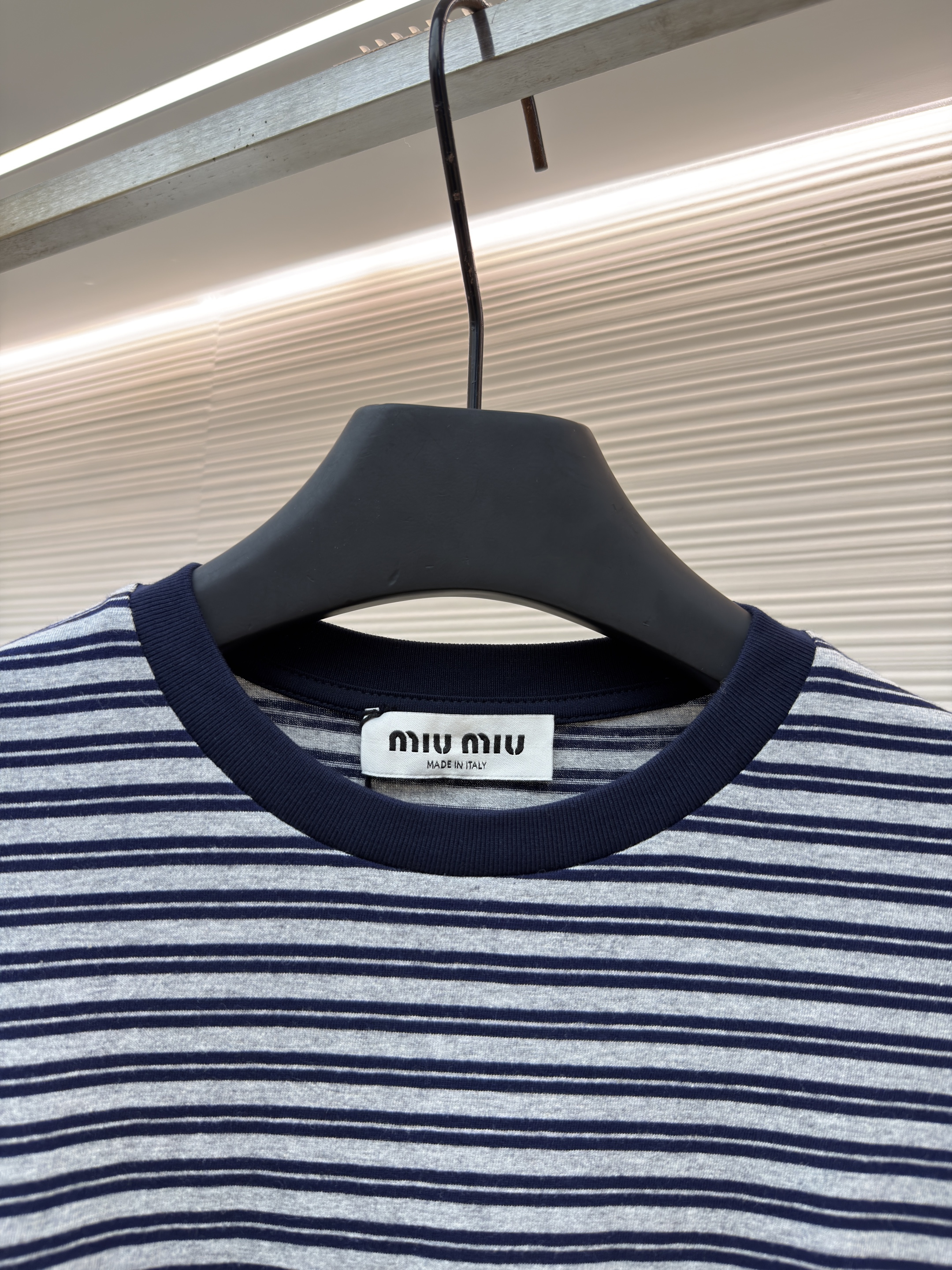 [Copy]MIU MIU 缪缪 徽标蓝灰条纹圆领长袖T恤 打底衫 A5