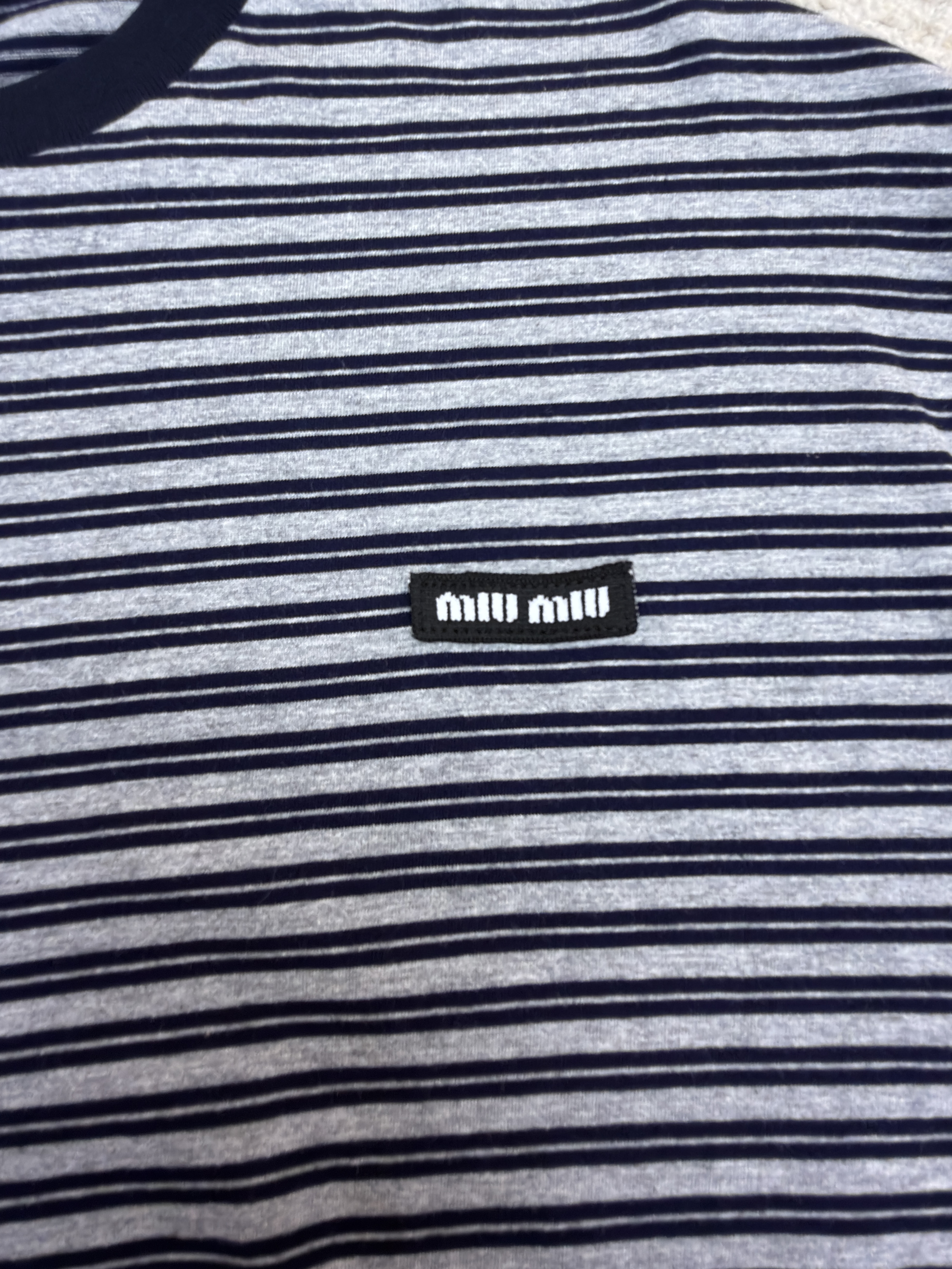 [Copy]MIU MIU 缪缪 徽标蓝灰条纹圆领长袖T恤 打底衫 A5