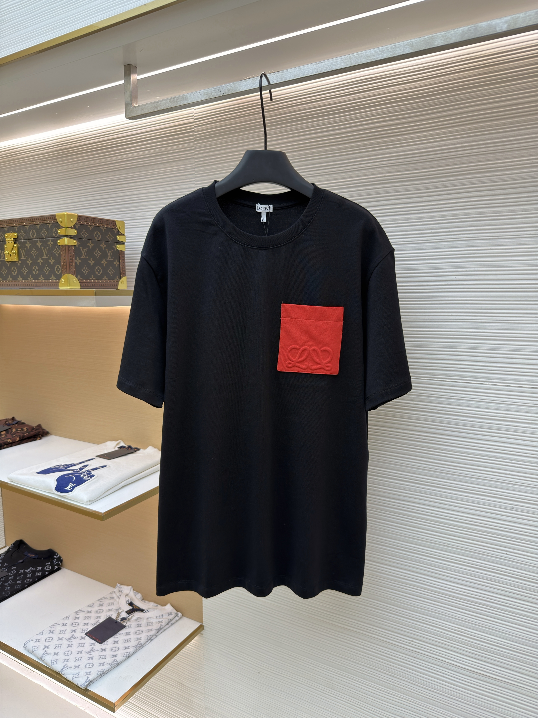 Loewe 罗意威 撞色压花口袋圆领短袖 T恤 夏款 白色 黑色 灰色 藏蓝色 A0