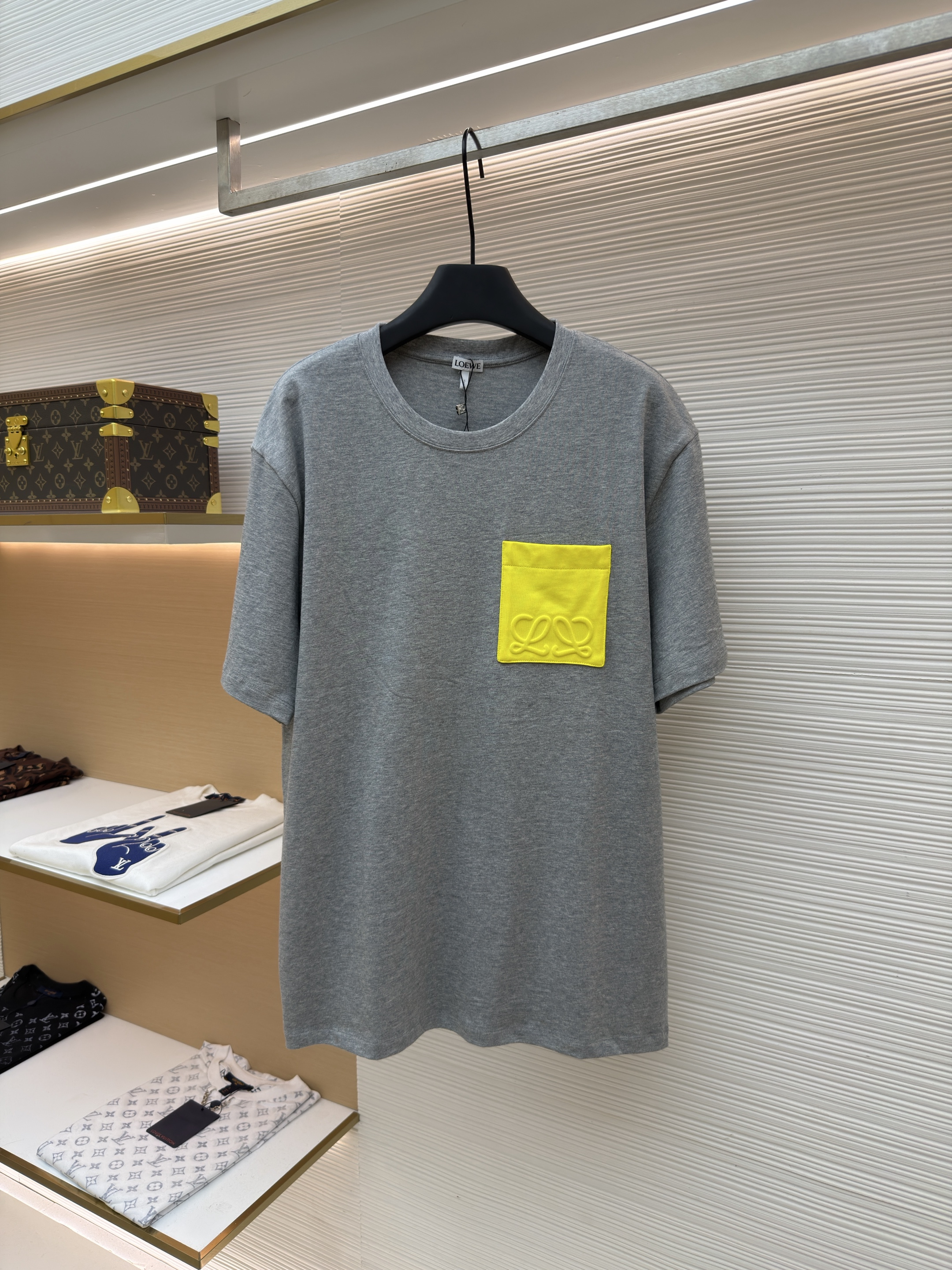 Loewe 罗意威 撞色压花口袋圆领短袖 T恤 夏款 白色 黑色 灰色 藏蓝色 A0
