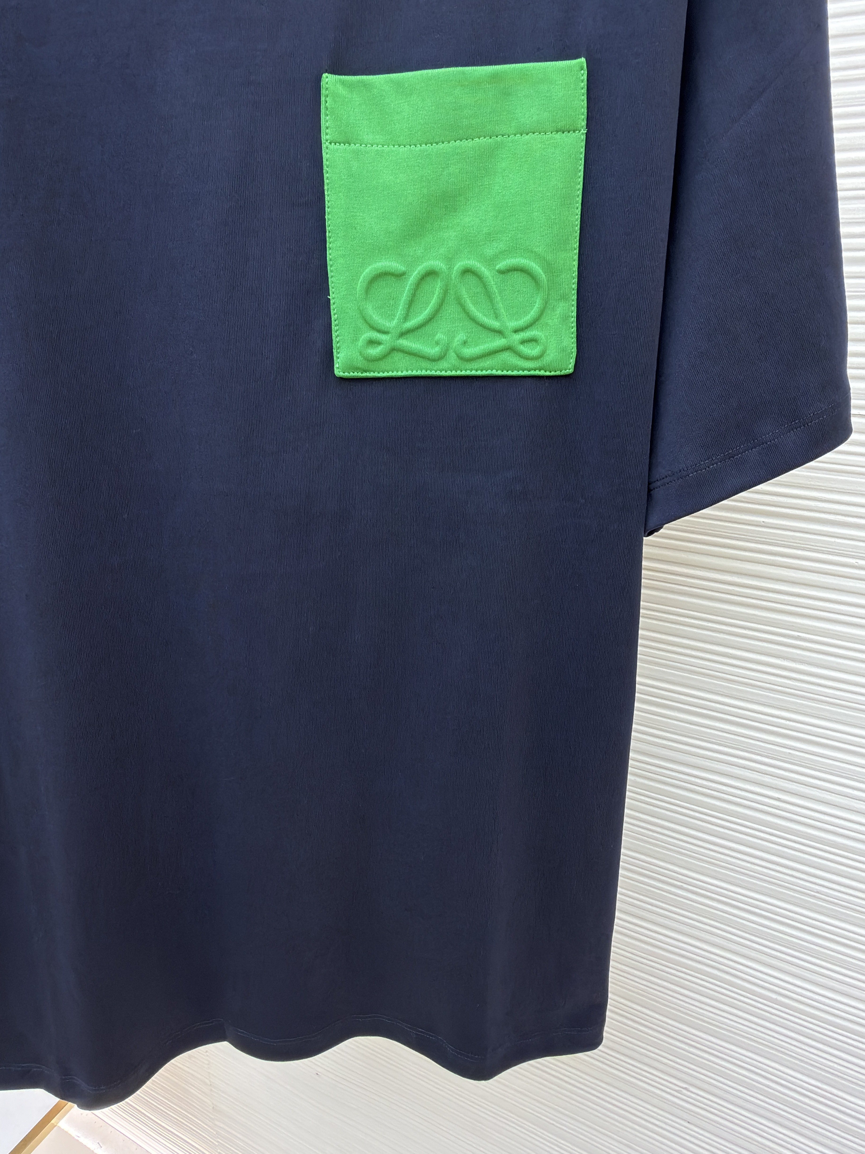 Loewe 罗意威 撞色压花口袋圆领短袖 T恤 夏款 白色 黑色 灰色 藏蓝色 A0